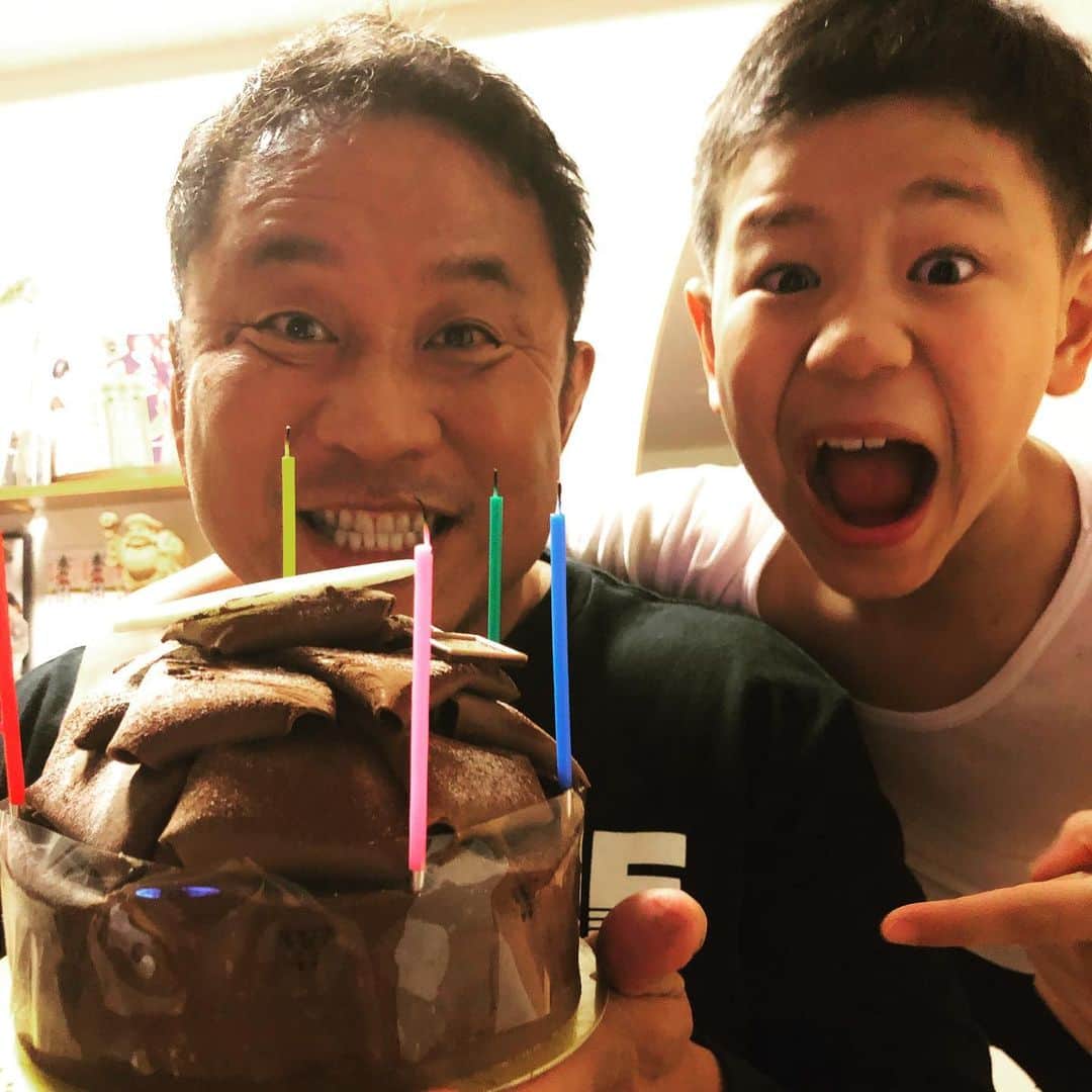 永田裕志さんのインスタグラム写真 - (永田裕志Instagram)「4月24日誕生日の夜はすき焼きとチョコレートケーキで家族でお祝いしてもらいました。 いやぁ、美味しかったな。 改めて永田裕志最年長52歳これからもよろしくお願いしますゼァ🥺‼️ #永田裕志 #52歳 #チョコレートケーキ」4月24日 20時42分 - yuji_nagata
