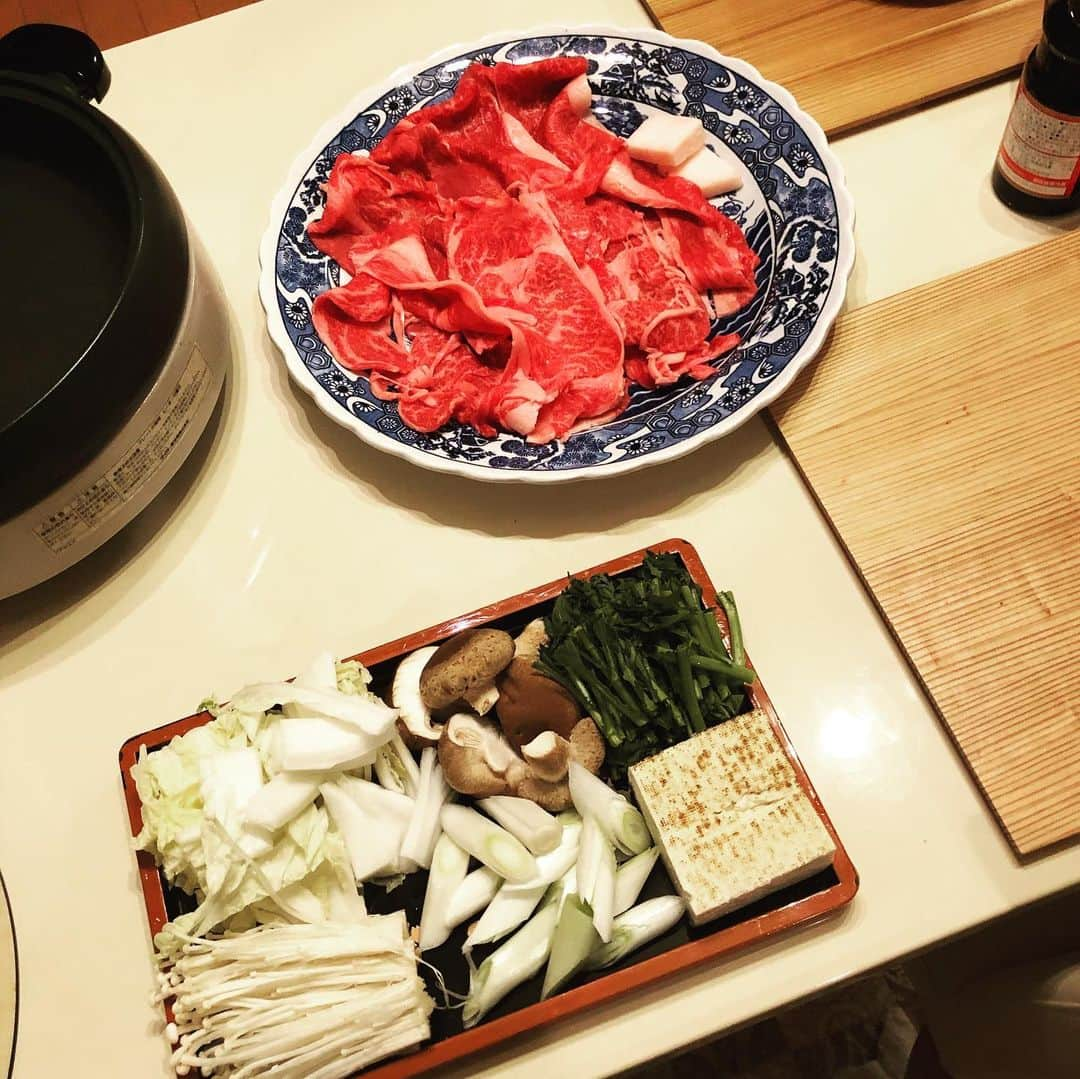 永田裕志さんのインスタグラム写真 - (永田裕志Instagram)「4月24日誕生日の夜はすき焼きとチョコレートケーキで家族でお祝いしてもらいました。 いやぁ、美味しかったな。 改めて永田裕志最年長52歳これからもよろしくお願いしますゼァ🥺‼️ #永田裕志 #52歳 #チョコレートケーキ」4月24日 20時42分 - yuji_nagata