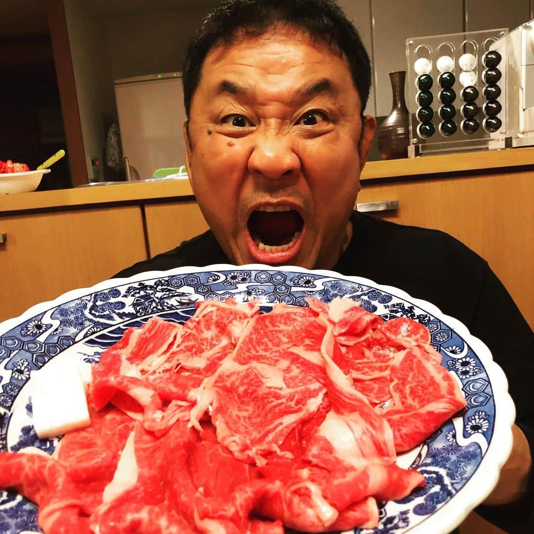 永田裕志さんのインスタグラム写真 - (永田裕志Instagram)「4月24日誕生日の夜はすき焼きとチョコレートケーキで家族でお祝いしてもらいました。 いやぁ、美味しかったな。 改めて永田裕志最年長52歳これからもよろしくお願いしますゼァ🥺‼️ #永田裕志 #52歳 #チョコレートケーキ」4月24日 20時42分 - yuji_nagata