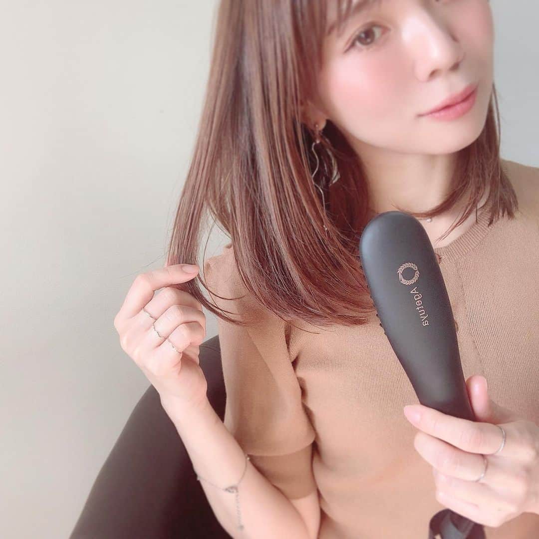 のインスタグラム：「* ストーリーにもあげた　@agetuya のブラシアイロン❤️ 前にコームアイロンもUPしたんやけど、こっち使ってみたら私断然こっち派やった😂 210度まであがるのもいいし、サッととくだけでこのほんまに綺麗になるねん、ほんまにほんまにオススメすぎて友達のみんなに回して使ってもらいたいくらい😂w 是非動画見てみてください！ 忙しい朝にも助かる🥺 * 髪の毛サラサラにしてから、コテでまくと綺麗にヘアアレンジできるよ~🙌 楽天roomに載せておいたので是非チェックしてみてください👉（トップURLに楽天roomのせてます☺︎） * * #agetuya #アゲツヤ #ミニブラシアイロン #シースルーバング#前髪#シースルー前髪#透かし前髪#前髪セット#前髪セット動画#美容#美容好き#美容好きな人と繋がりたい#instabeauty#instagood  #アゲツヤ#アゲツヤコーム#外ハネボブ#ワンカールボブ#ヘアアレンジ#ヘアケア#アレンジヘア」