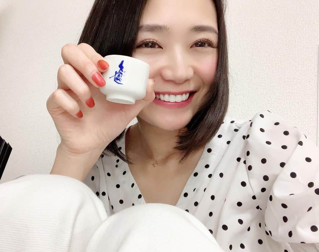 のインスタグラム：「外で飲めないので写真がないない😂﻿ ﻿ 皆さんお元気しておりますか？？☺️﻿ ﻿ 私はすっかりお家の子です。笑﻿ ﻿ 今日は何の日本酒飲もうかな〜🍶❤️﻿ ﻿ #しーたん日本酒録 #日本酒 #唎酒師 #日本酒女子 #大信州 #sake #sakestagram  #はじめてのおつかい 観て泣いてる #毎回感動しちゃうな #この後showroomやるよー」