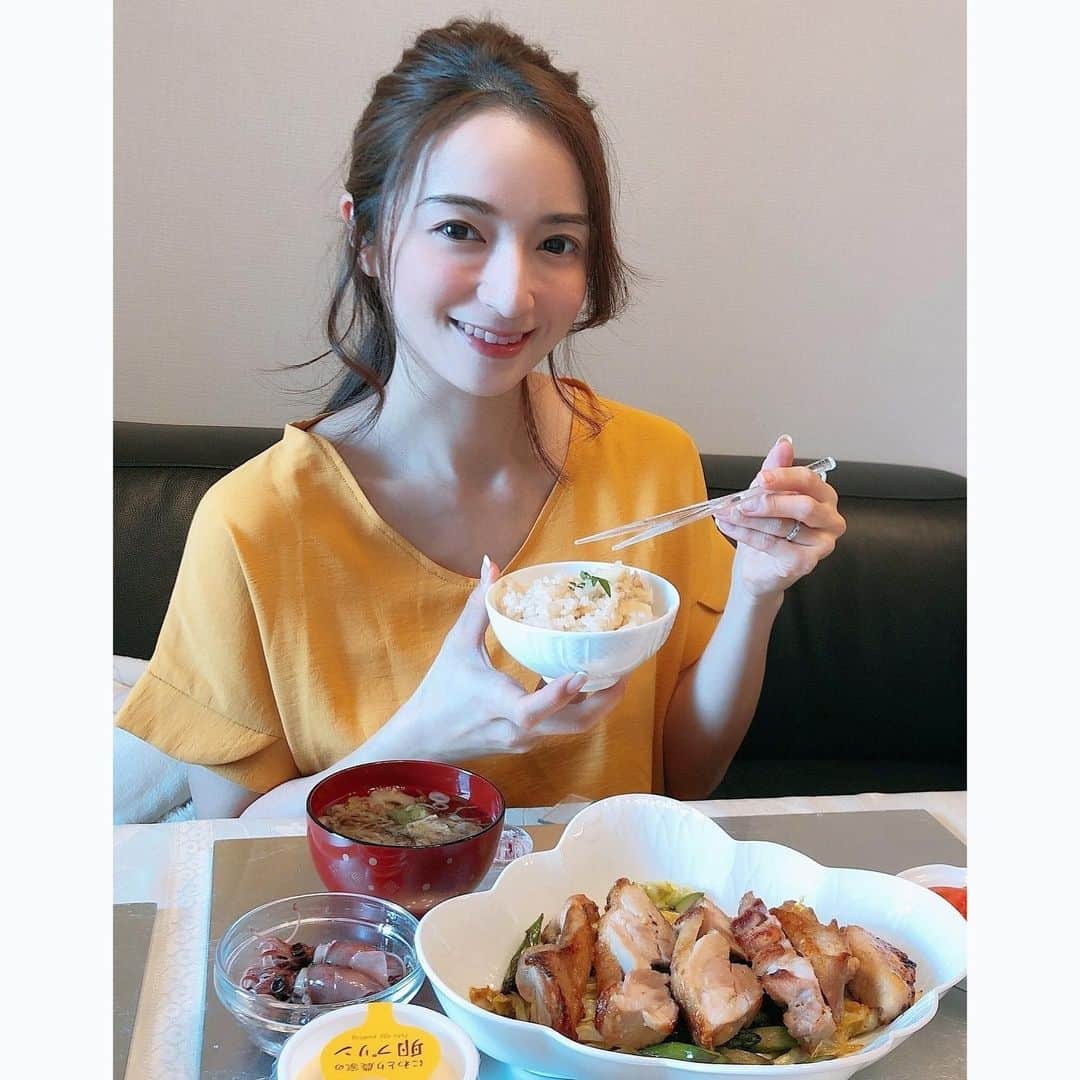 Mayuko Watanabe 渡辺真由子さんのインスタグラム写真 - (Mayuko Watanabe 渡辺真由子Instagram)「#おうち時間 が増える中、スーパーに行く頻度を減らして欲しいとの要請がありましたね😅 3日に一度でも良いのですが、家族全員3食分の食料を一度に身重の状態で持って帰れる気がしない😂💦 そこで食材をお届けしてくれる『やっちゃば倶楽部』をお願いしてみました☺️👍 ・ 『やっちゃば倶楽部』は豊洲魚河岸の目利きが選んだ商品と農業ベンチャーであるマイファームが全国を行脚する中で見つけたものをお取り寄せできる通販カタログ・サイト✨✨ 私は「生鮮旬味おまとめコース」を頼み、 豪華な食材がたくさん入っていて感動🥰💕 早速おうちで作って食べてみました😄 #たけのこご飯 （具材が全てセットで入っていたのでそのまま炊くだけでオッケー👍） #鶏モモ肉と春野菜の味噌焼き #トマトとモッツァレラチーズのカプレーゼ #ホタルイカの酢味噌和え #プリン #海藻のお味噌汁 ・ たけのこご飯も美味しくて息子が3杯おかわりして、２合炊いて夕食で全て食べました🤣 トマトもフルーツトマトでとにかく甘い！😆 鶏もも肉もジューシーで、デザートのプリンも美味しくおうちごはんを贅沢に頂く事が出来ました🥰家族みんなで食べたくなる食事になって大満足😄👍 自粛生活があとどのくらい続くかわからないからまた頼みたいと思います😍 今ならキャンペーンコード【yacchabaclub010】で月会費825円が1年間無料になるキャンペーン実施中とのことです♫ @myfarm_photo  #やっちゃば倶楽部#みんなで食べたくなる食事#おうちごはんを贅沢に#安心安全 #おうちごはん#おうち時間#PR #ママ#子育て中#男の子ママ#妊娠9ヶ月#マタニティライフ#第二子妊娠中」4月24日 20時52分 - watanabe_mayuko