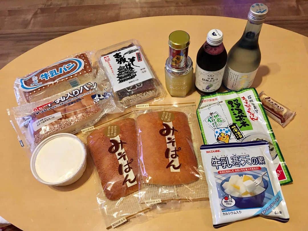 GO!皆川さんのインスタグラム写真 - (GO!皆川Instagram)「‪みなくるずにくる長野支部から牛乳パンなど信州名物が届いた。‬ ‪『小松パン店』の特製バタークリームをたっぷりつけて牛乳パンをいただきます。‬ ‪ありがとう。長野県。‬ ‪#長野県 #牛乳パン #小松パン店‬」4月24日 20時53分 - go_minagawa