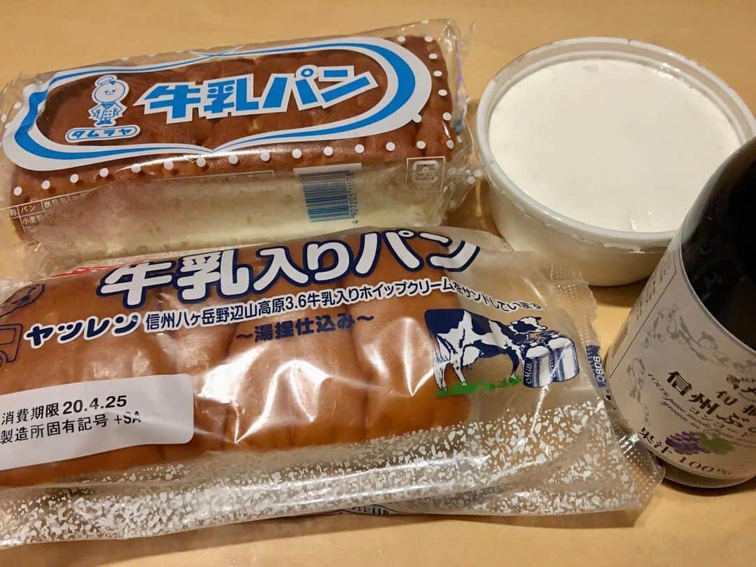 GO!皆川さんのインスタグラム写真 - (GO!皆川Instagram)「‪みなくるずにくる長野支部から牛乳パンなど信州名物が届いた。‬ ‪『小松パン店』の特製バタークリームをたっぷりつけて牛乳パンをいただきます。‬ ‪ありがとう。長野県。‬ ‪#長野県 #牛乳パン #小松パン店‬」4月24日 20時53分 - go_minagawa