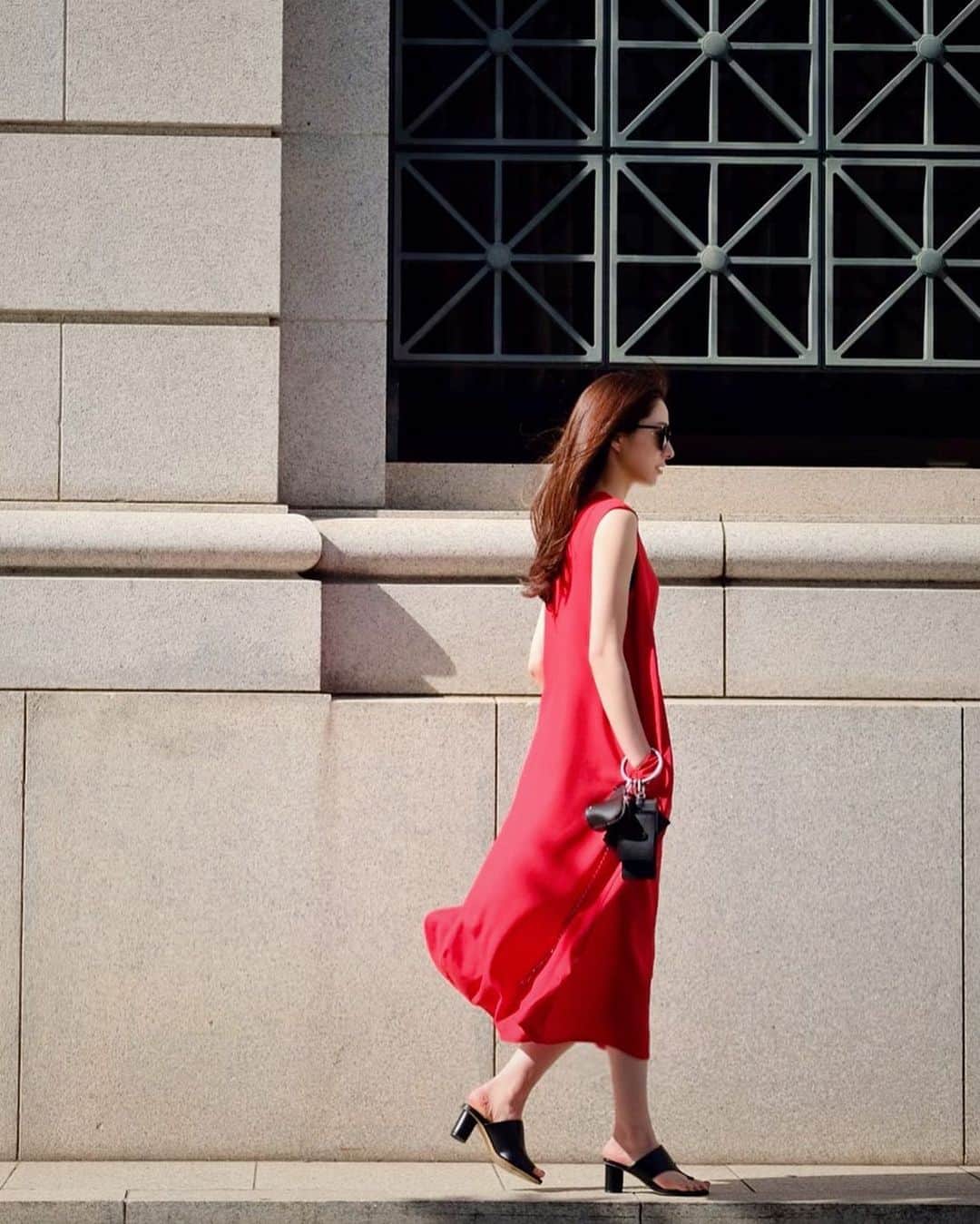湯浅喬子のインスタグラム：「KARRYの大人気item “A dress”👗 新色のred♡  発売の詳細は @k__a__r__r__y の instagramにて一早くご報告致します😊  そして、#stayhomebox  喜びのお声を沢山頂きありがとうございます✨ . これからも喜んで頂けるよう 愛のあるお洋服作りを❤️ #karry#キャリー#red#op」