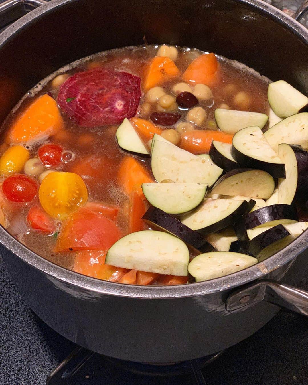 のインスタグラム：「・ ・ 今宵は初めてborshch(ボルシチ)を作ってみた なんだか今日は朝晩ひんやりするし、温かいものを食べたかったのと、先日開けたpataponが残念ながらブショネ だったから赤ワインを使えるお料理を作りたくて  ボルシチはウクライナ🇺🇦やロシア🇷🇺 東欧諸国の伝統的な煮込みスープ料理で鮮やかな色はビーツの色 ビーツは食べる輸血とも言われる栄養素の高いスーパーフード。美容にもよいとされる 最後にサワークリーム（スメタナ）を添えて混ぜていただく、世界三大スープの一つだそう ・ ・ 野菜は、ビーツ1個(2個でもよいかも)キャベツ4分の1 玉ねぎ1個セロリ1本、人参大1本、ジャガイモ2個が ベースっぽい  家はジャガイモが無かったのもあり、冷蔵庫の整理も 兼ねて代わりにレンコン、ナス、トマト、豆、トマトを 入れた。わたしのはまるでミネストローネみたいな具材😂  たぶんこんな感じかな？と作ったので正式では無いから 正式なのはググッてみてね(本来のはもっと赤いね) 煮込みに時間はかかるけど超簡単だよ  ①牛のモモブロック肉400gくらい(シチュー、カレー用で🙆‍♀️)を一口大にカットし塩こしょうをして、ラードで色が変わるまで炒め一度お皿に引き上げる  ②同じ鍋にニンニクと玉ねぎを炒めしんなりしたら牛肉を戻し赤ワインと水半々くらい(わたしはワイン多めで トータルで1リットルくらい)入れて、ローリエ2枚 グローブ(なかったからガラムマサラとか五香粉やナツメグでも)を少々、ホールブラックペッパー20粒くらいを 入れて30分ほど煮込む  ③その他ジャガイモ以外の野菜とトマトケチャップ大さじ2とワインビネガーかお酢大さじ1を入れて25分くらい煮込む ※ジャガイモは煮崩れるから15分後くらいに入れるとよい  ④時間が来たら味を見て足りなければ塩を入れる  ⑤お皿に盛り付けたらサワークリームとあればディルを飾って出来上がり  初めて勘で作った割には美味しかった 写真は暗すぎるから明るい時間に撮ってみまーす  ボナペティ😋 ・ ・ #life #おうちごはん #ボルシチ風スープ  #stayhome #staysafe #yukoずキッチン」