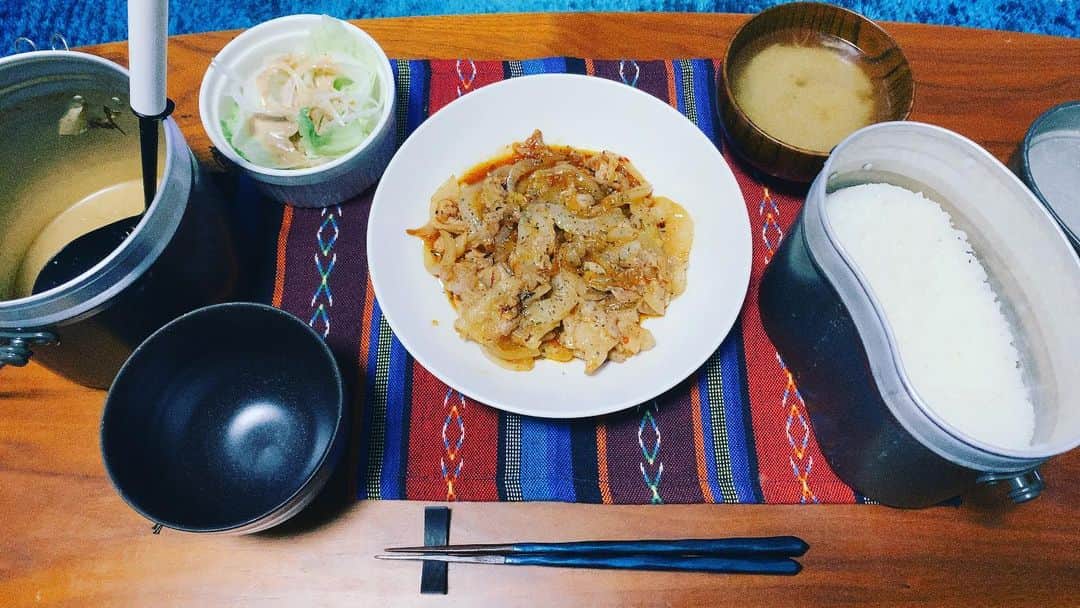 長田成哉のインスタグラム：「今夜は 「あっ、そういえばスイートチリソース結構な量あったから豚肉と玉ねぎ炒めたったらええねん」です。  #個人的な自炊の記録」