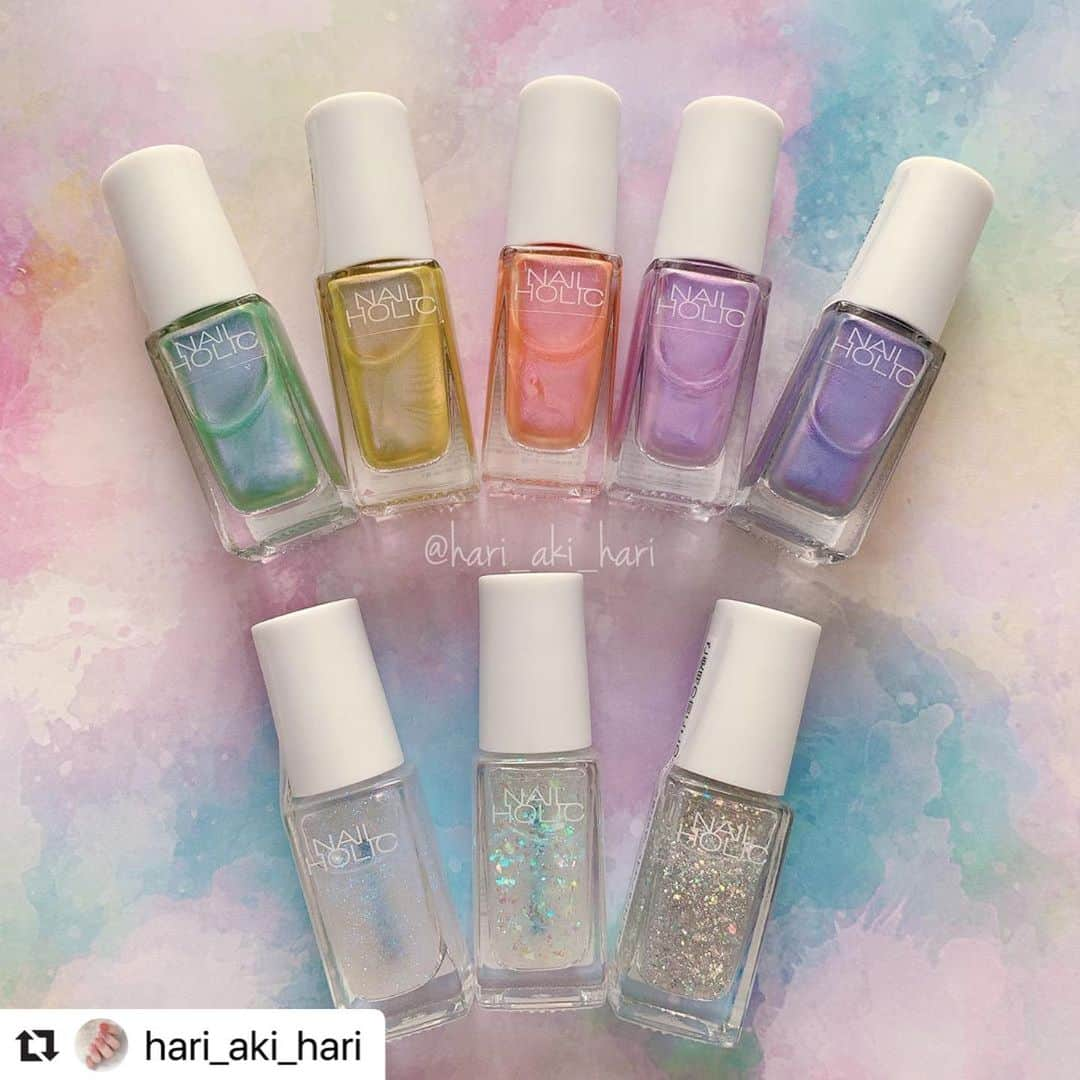 NAIL HOLICさんのインスタグラム写真 - (NAIL HOLICInstagram)「＼✨グラデーション貝殻ネイル🐚✨／⠀ ⠀ 今回は公式アンバサダー @hari_aki_hari さまのリミテッドカラー #SeaShell を使用したグラデネイルをリポストさせていただきます✨ ⠀  #stayhome #KOSEmakesYouHappy #おうちネイル #おうち美容 ⠀ 発売は5/16♡お楽しみに✨ ⠀ ・・・⠀ 2020.4.11.Sat﻿ ﻿ @nailholic_kose の限定色が発売されます✧︎﻿ 新色のテーマは﻿ ﻿ 𓇼𓆡𓆉Sea Shell𓇼𓆡𓆉﻿ ﻿ 偏光パールが可愛い5色とアレンジ無限大のラメ、ホロ系が3色というラインナップになっています﻿ パッケージも爽やかなホワイト！夏ですね﻿ ﻿ さっそく偏光パールの2色で縦グラデにしてみました(分かりにくいけど)﻿ 1度塗りだと意外に薄づきなので、アレンジもやりやすいですよ～﻿ ﻿ こちらの新色は5月16日発売です！﻿ ﻿ ラコララン ベースコート﻿ NAIL HOLIC #OR270﻿ NAIL HOLIC #PU170﻿ ネイルシール ダイソー﻿ セシェヴィート﻿ ラコララン トップコート﻿ ﻿ #セルフネイル部 #セルフネイル #ロカリネイル  #美甲  #夏ネイル #nailholic_kose #nailholic #おうち時間 #貝殻ネイル」4月24日 21時06分 - nailholic_kose