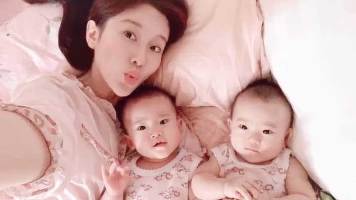 ジェシカ・ヤマダのインスタグラム：「Kangen banget nenenin Arwen Arya 🥺 Dari awalnya niat ASI 6 bulan, begitu tau sebaiknya breastfeeding itu sampai year 2 and maybe more (kalau anak masih mau), aku langsung tekad ASI sampai 2 tahun. 💪 . Walau dari Arwen Arya usia 10 hari udah dibantu sufor (karena dokter nilai ASI aku benar2 ga cukup buat mereka berdua mencapai berat badan ideal, meski udah nursing on demand terus. Full story ada di #jessmilk ya), aku tetep direct breastfeeding (dbf) + pumping terus, hoping someday kulkas aku bisa penuh kaya mama2 ASI disini, supaya @jessbebes bisa ASI eksklusif, tapi ga pernah kesampean sihh hehe. Pernah waktu ASI aku lagi banyak2nya, sekali pompa dapet total 380ml!! Itu rekor aku!! Wkwk tapi yaa tetep, sama bebes habis dalam sekejap. 😂👌 . Fast forward to today, Arwen Arya udah 1 tahun 2 bulan. Sejak mereka umur 1 tahun kemarin, Arya udah makin jarang nen, sampai akhirnya ga mau nen sama sekali. Terakhir dia nen itu I think more than 1 month ago.. Aku sampe cherish the moment banget, didn’t wanna let her go. 😢 Arya stop nen itu NGARUH banget ke produksi ASI aku, yang langsung DROP BANGET. Karena dokter pun bilang, ASI booster terbaik = isepan bayi, dan Arya tuh ngisepnya lebih kenceng dari Arwen. Arwen, mungkin berasa kali ya ASI aku makin dikit, juga makin jarang mau nen. 😖 Dulu sehari bisa berapa kali, sekarang paling malem mau tidur, itupun kadang mau kadang ngga. . 3 nights ago, I cried out loud, bener2 ga bisa berhenti nangis tiap inget masa2 breastfeeding. Bondingnya itu lho.. Bisa sambil pelukin mereka, ciumin rambut, doain.. Also, I never felt SO needed and so useful until I breastfed @jessbebes. . The only thing that makes me feel relieved adalah aku selalu bersyukur banget tiap bisa nenenin Arwen Arya. I never took breastfeeding for granted because I always knew someday it could stop, like today. 😞😖😢😭😭😭 I’m still trying tho! Aku masih minum ASI booster tiap hari, masih pompa juga walau boobs udah ga pernah berasa keras (dulu, karena aku selalu utamain dbf, aku cuma pompa tiap boobs berasa keras). Sekarang tiap pompa dapetnya 10-45ml (udah power pumping loh), beda jauh sama waktu @jessbebes masih dbf. But I’m still trying! Wish me luck 🥰🙏」
