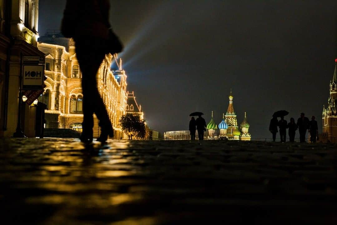 National Geographic Travelさんのインスタグラム写真 - (National Geographic TravelInstagram)「Photo by @gerdludwig | Late night strollers on Red Square are silhouetted against the brightly illuminated GUM department store (left) and St. Basil’s Cathedral (center) on a cold, wet evening. @thephotosociety #RedSquare #Moscow #Russia #SaintBasilsCathedral」4月24日 21時07分 - natgeotravel