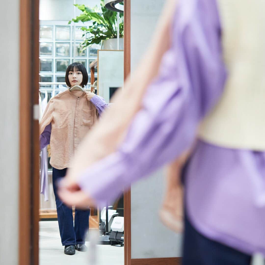 ルミネ新宿さんのインスタグラム写真 - (ルミネ新宿Instagram)「.﻿ ルミネ2/3Fにある、3月にニューオープンしたルミネ新宿限定ブランド「Sig FREAK'S STORE」でお買い物。﻿ ﻿ 「色物はなかなか調整しづらくて、ピンクの洋服も持ってないです。」という鳴海さん。﻿ スタッフのアドバイスで選んだのは、ちょうどこの春に挑戦したいと思っていた透け感のシャツ。﻿ ピンクだけどくすみがかったカラーは、カジュアルで取り入れやすいと大満足◎﻿ ﻿ ﻿ 鳴海さんが選んだ服﻿ ﻿ #シャツ ¥7,900﻿ 上質な微光沢で、今季トレンドのシアー感が多も染める素材を使用。﻿ 大きすぎないシルエットで、ウエストインでもアウトでもコーディネートがしやすい着丈で、インナーの着こなし次第で様々なコーディネートが楽しめる1着です。﻿ ﻿ ﻿ -----﻿ 鳴海唯-Yui Narumi﻿ 1998年生まれ。2018年映画『P子の空』で女優デビュー。﻿ 2019年『なつぞら』(NHK)で主人公・なつの北海道の妹・明美役を演じ、朝ドラデビューを果たす。﻿ 銀座カラー、東京電力、KFC、レバデックなどのCMにも出演。﻿ 今夏、連続ドラマ『マイラブ・マイベイカー』出演決定。﻿ （ひかりTV・dTV チャンネル®・カンテレ・メ~テレ・テレビ神奈川にて配信・放送開始予定）﻿ ﻿ #ルミネ新宿 #LUMINESHINJUKU﻿ #spring #spring2020﻿ #春服　＃春コーデ﻿ #outfit #outfittoday﻿ #fashion #trend #instafashion﻿ #ファッション #ファッションコーデ﻿ #トレンドファッション﻿ #sig_freaksstore﻿ #鳴海唯」4月24日 21時09分 - lumine_shinjuku
