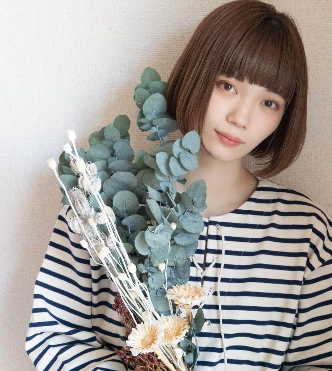 waco⭐️CHACOのインスタグラム：「🌼ムラハマハルカ x CHACO🌼  コラボアイテム第2弾  去年に引き続き今年もムラハマちゃんとコラボアイテムを作製いたしました。 むらはまちゃんのお家に合うようなインテリアたっぷりです！ ・ ユーカリブーケ むらはまちゃんの好きなお花を詰め込んでボリュームたっぷりのブーケを作りました。 ブーケにはひっかけの金具がついているのでスワッグのようにひっかけることが可能です。 ・ フラワーミラー 風合いを増すラタン素材にドライのオレンジやユーカリがついたとっても可愛いフラワーミラーができました。 ・ フォトフレーム モミ材でできた写真たてにイエローホワイトグリーンカラーのドライ＆プリザーブドフラワーをつけてナチュラルな雰囲気たっぷりのフォトフレームができました！ ・ ヘアクリップ しっかり挟んでくれるヘアクリップはおうちでも重宝すること間違いなし。 ホワイト＆ホワイトグリーンのクリップです。 ひとつ1500円のクリップ。２つセットで2000円でとってもお買い得です。 ・ ・  4/27月21:00〜よりCHACO ONLONE SHOPにて受注販売開始です！ お届けは5月中旬〜下旬となります。 ・ ・ 🌷ラインナップ🌷 ユーカリブーケ　 フラワーミラー ナチュラルフラワーフォトフレーム ヘアクリップ」