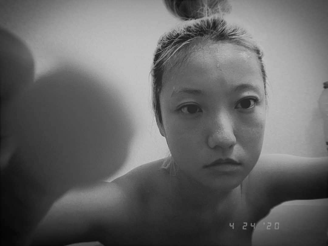 小林レイミさんのインスタグラム写真 - (小林レイミInstagram)「When Netflix's looking at me 👀📺 #stayhomememories #lifestyle #with #corona #netflix #filmphoto #bathtime #monochrome #netflixandchill #sauna #withnetflix #fitgirl #traininglife #filmcam #stayathome」4月24日 21時10分 - _reimi._____