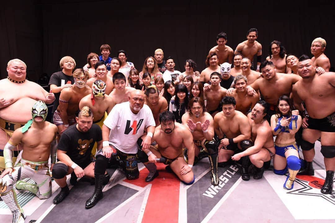 如月さやさんのインスタグラム写真 - (如月さやInstagram)「WRESTLE-1 ラストマッチ集合写真💪最後は無観客試合になってしまいましたが、またコロナウィルスが収束したら、プロレスを生で観て選手の新たな道を応援していただけると幸いです！Cheer1の応援も本当にありがとうございました！  #WRESTLE1 #w_1 #cheer1 #チアワン #プロレス #後楽園ホール #instagood #instalike #instalove #stayhome #stayathome #followmeplease #follow」4月24日 21時20分 - saya_kisaragi_0415