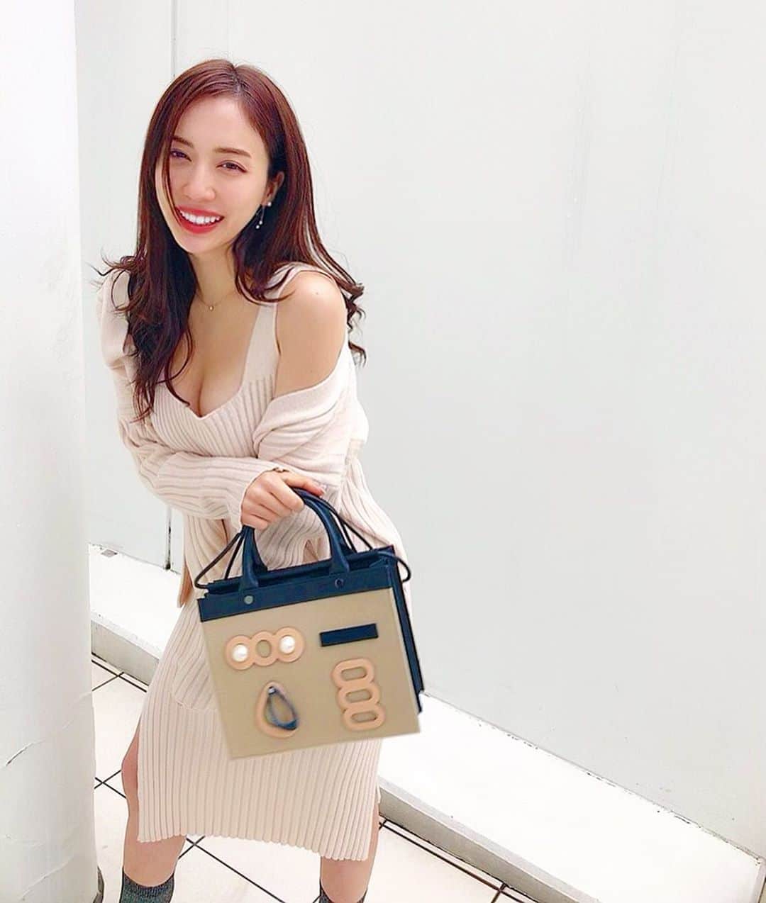 のインスタグラム：「🔶 なんだか風つよいね🤨 . このニットワンピースのセットアップ。 快適すぎておうち時間に大活躍してます。 色違いとか似てるのないかなぁって探し中🥰 ニットワンピ楽ちんで大好き💕 ブーツもワンピースも @californiaexpw 👍🏻 バッグは @newneu_tokyo . この時の写真山ほどあるからもう一回くらいアップできそう笑  みんな写真集チェックしてくれましたか？ 詳しくはストーリーへ🏃‍♀️ . . .  Have you guys checked my photo book? Go to my story and swipe up.❤️ . . I'm glad that I have a lot of photos that I haven't posted yet. -This picture was taken last month. . Stay home for the people u love. I wanna see u all again so I will survive❤️ Stay safe.🙏🏻 . . . . . . . .  #newneu#ニットアップ #ニットワンピ#ootd #春コーデ#chilly  #ダイエット#美容#セットアップ #love #赞#likelike #私服 #粉我#时装#ファッション」
