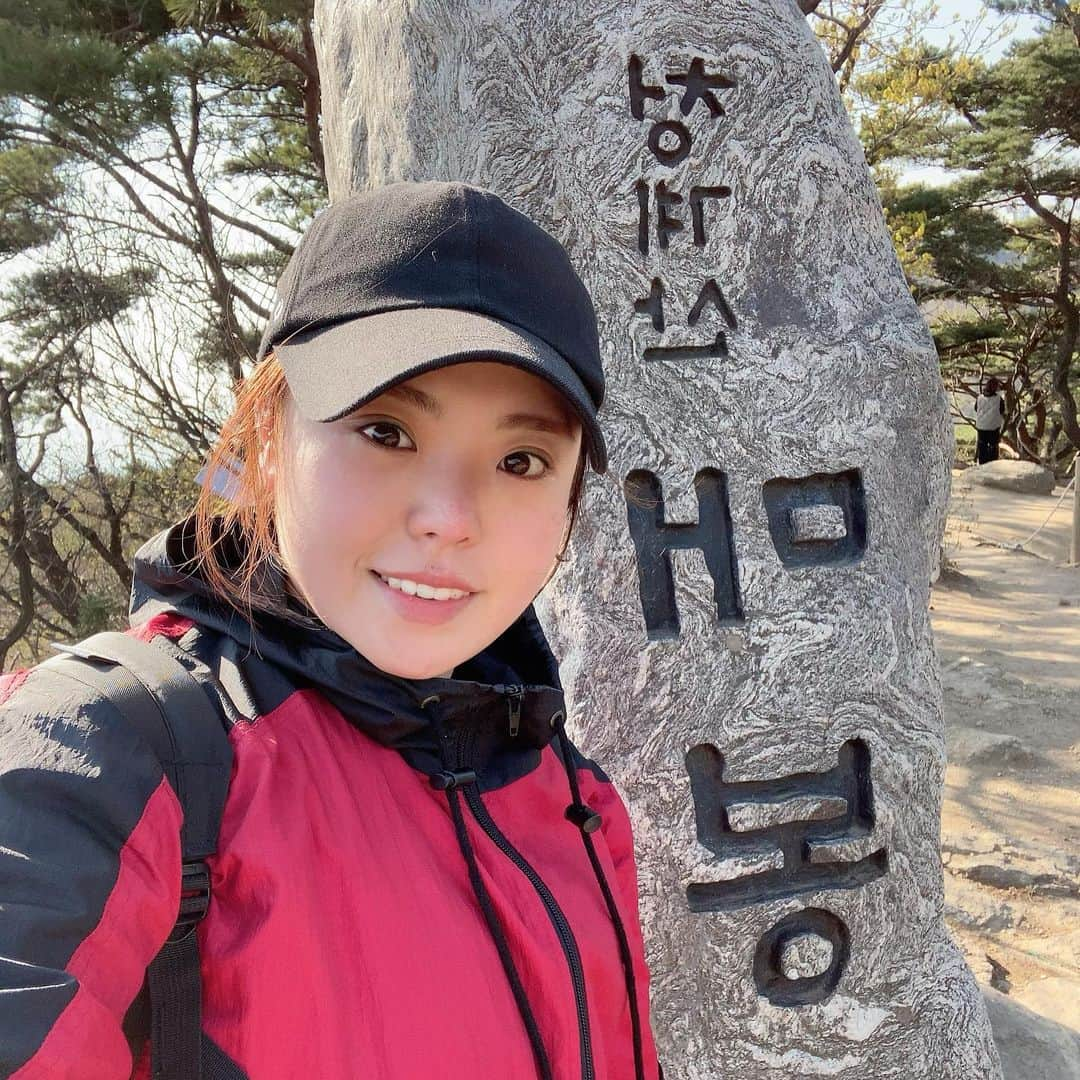 キム・ミニョンのインスタグラム：「항상 지인들과 함께 하다 혼자선 처음 도전 한 등산⛰ 내 안의 빛과 나의 호흡에 집중한 2시간🚩✨ 내려올 때 길 잃은 거 빼곤 성공적! feat.다시마김밥 #workout #나혼(자등)산 #with」