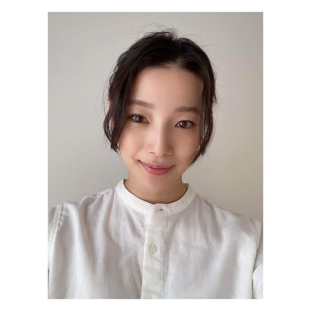 江田友莉亜のインスタグラム：「アイリスオーヤマ サーキュレーター 衣類乾燥除湿機のCMに 出演させて頂いてます🕊🤍 . 真っ白の爽やかな撮影でした‼︎ すでに観たよってコメントをチラホラ… ありがとうございます🥰 #アイリスオーヤマ」