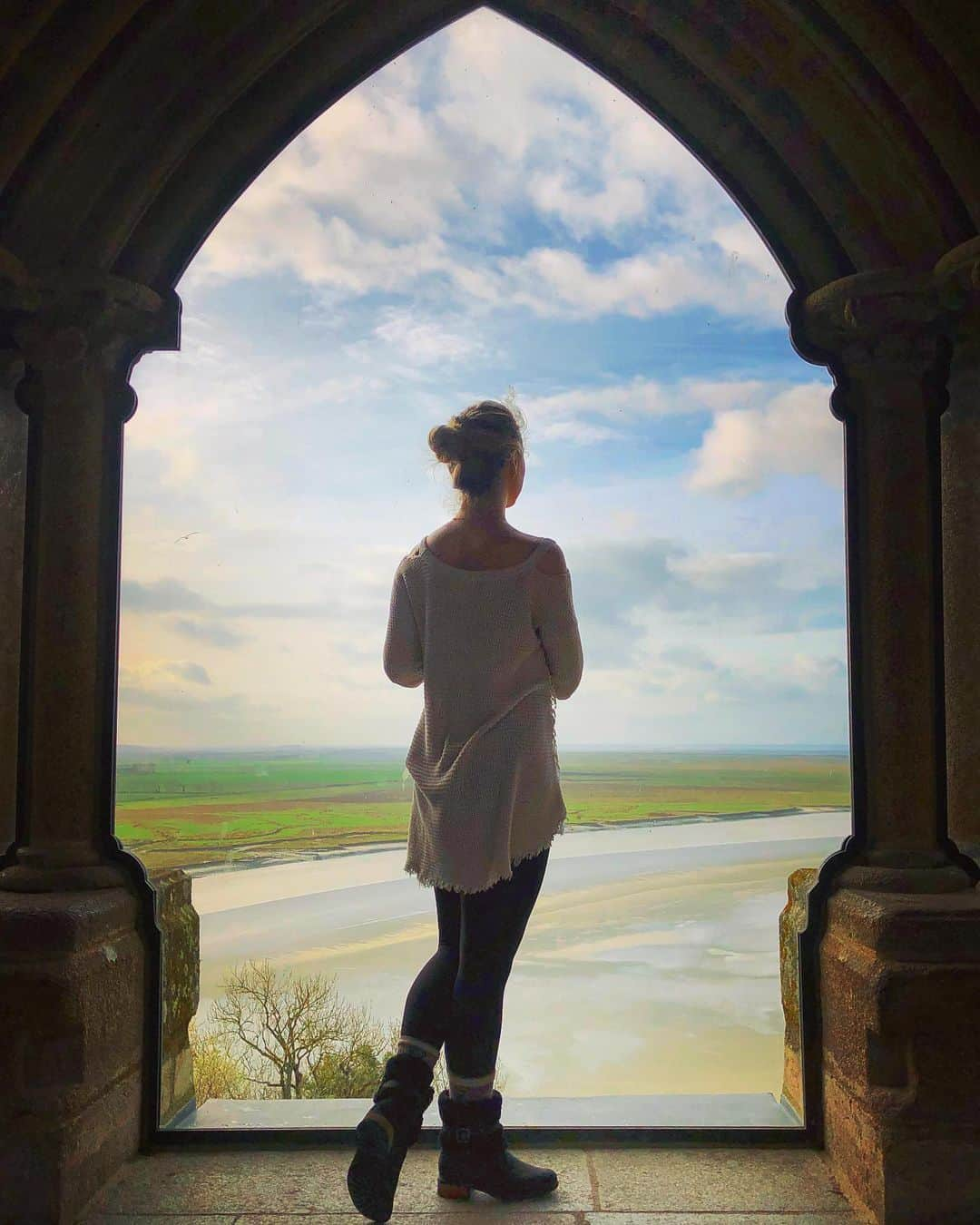 アレクシ・ギレスのインスタグラム：「Don’t worry about the future for its yet to come. Love each day in the present and make it beautiful. ☺️💟 - - Trying to find some positivity to end the week cuz it’s been a tough one. 😝 -  #fbf #montsaintmichel #france」