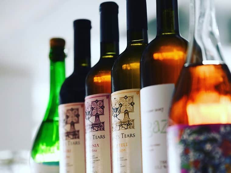 ORGANIC TABLE BY LAPAZさんのインスタグラム写真 - (ORGANIC TABLE BY LAPAZInstagram)「NEW WINE LINE UP✴︎ VINO UNDERGROUND  from Georgia🇬🇪 ワインが生まれた国ジョージア🇬🇪 LAPAZではクヴェヴリという地中に埋めた陶器で醸す伝統的な製法で作られたナチュールワインをグラスでも、そしておうちでも楽しんでもらえるようにボトルの提供をスタートしました！  貴重な葡萄品種で作られたワイン。 ワイナリーの個性が光る味。太陽の光と表現される見惚れてしまう美しい色。 ジョージアの素晴らしいワインで乾杯は"ガウマルジョス！" 数量限定貴重なワインなのでお見逃しなくっ！  プロフィールのLAPAZ WEB のオンラインショップもチェックしてみてくださいね！  #organictablebylapaz  #Georgiawine #qvevriwine  #kaheti  #naturalwine #lapatiwines  #doremiwine  #tavkverirose #rosefluide  #julianmtsvane #mtsvane #saperavi」4月24日 21時26分 - organic_table_by_lapaz
