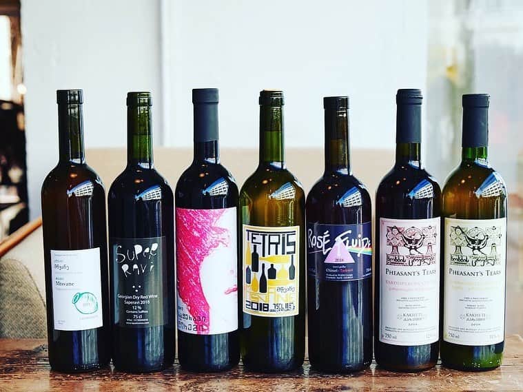 ORGANIC TABLE BY LAPAZさんのインスタグラム写真 - (ORGANIC TABLE BY LAPAZInstagram)「NEW WINE LINE UP✴︎ VINO UNDERGROUND  from Georgia🇬🇪 ワインが生まれた国ジョージア🇬🇪 LAPAZではクヴェヴリという地中に埋めた陶器で醸す伝統的な製法で作られたナチュールワインをグラスでも、そしておうちでも楽しんでもらえるようにボトルの提供をスタートしました！  貴重な葡萄品種で作られたワイン。 ワイナリーの個性が光る味。太陽の光と表現される見惚れてしまう美しい色。 ジョージアの素晴らしいワインで乾杯は"ガウマルジョス！" 数量限定貴重なワインなのでお見逃しなくっ！  プロフィールのLAPAZ WEB のオンラインショップもチェックしてみてくださいね！  #organictablebylapaz  #Georgiawine #qvevriwine  #kaheti  #naturalwine #lapatiwines  #doremiwine  #tavkverirose #rosefluide  #julianmtsvane #mtsvane #saperavi」4月24日 21時26分 - organic_table_by_lapaz
