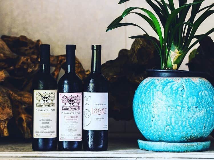 ORGANIC TABLE BY LAPAZさんのインスタグラム写真 - (ORGANIC TABLE BY LAPAZInstagram)「NEW WINE LINE UP✴︎ VINO UNDERGROUND  from Georgia🇬🇪 ワインが生まれた国ジョージア🇬🇪 LAPAZではクヴェヴリという地中に埋めた陶器で醸す伝統的な製法で作られたナチュールワインをグラスでも、そしておうちでも楽しんでもらえるようにボトルの提供をスタートしました！  貴重な葡萄品種で作られたワイン。 ワイナリーの個性が光る味。太陽の光と表現される見惚れてしまう美しい色。 ジョージアの素晴らしいワインで乾杯は"ガウマルジョス！" 数量限定貴重なワインなのでお見逃しなくっ！  プロフィールのLAPAZ WEB のオンラインショップもチェックしてみてくださいね！  #organictablebylapaz  #Georgiawine #qvevriwine  #kaheti  #naturalwine #lapatiwines  #doremiwine  #tavkverirose #rosefluide  #julianmtsvane #mtsvane #saperavi」4月24日 21時26分 - organic_table_by_lapaz