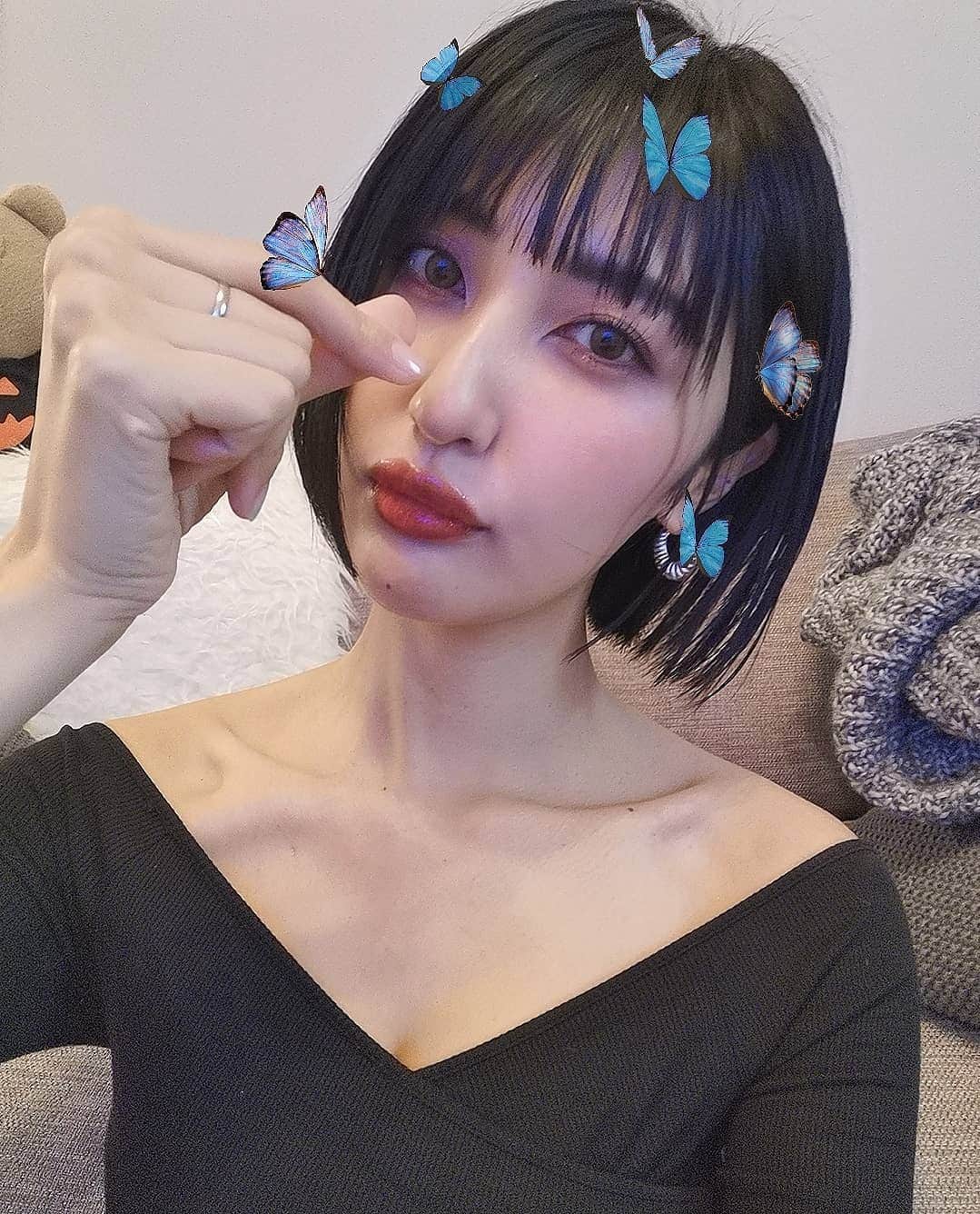Lisaのインスタグラム：「. おうち時間で美容院にいけないので 前髪が鬱陶しすぎて、自分でバッサリ 切ってしまった🤪🤪✄笑 . 慎重に切りすぎて2時間かかりました笑笑 . モード系に戻りました🤐🤐 どうも、座敷童子です🙋🏼‍♀️🙋🏼‍♀️ 前髪はすぐ伸びるのでしばらくパッツン 楽しみますー🥳🥳🥳🎉🎉🎉 #パッツンボブ#黒髪ボブ#前髪カット#セルフカット#座敷童子」
