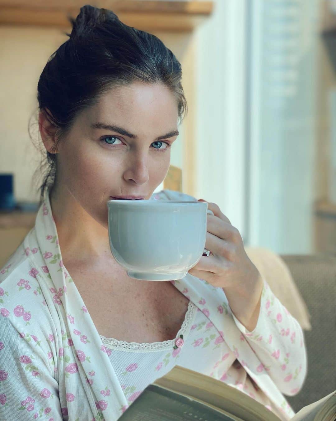 ヒラリー・ローダのインスタグラム：「good morning ☕️☀️」