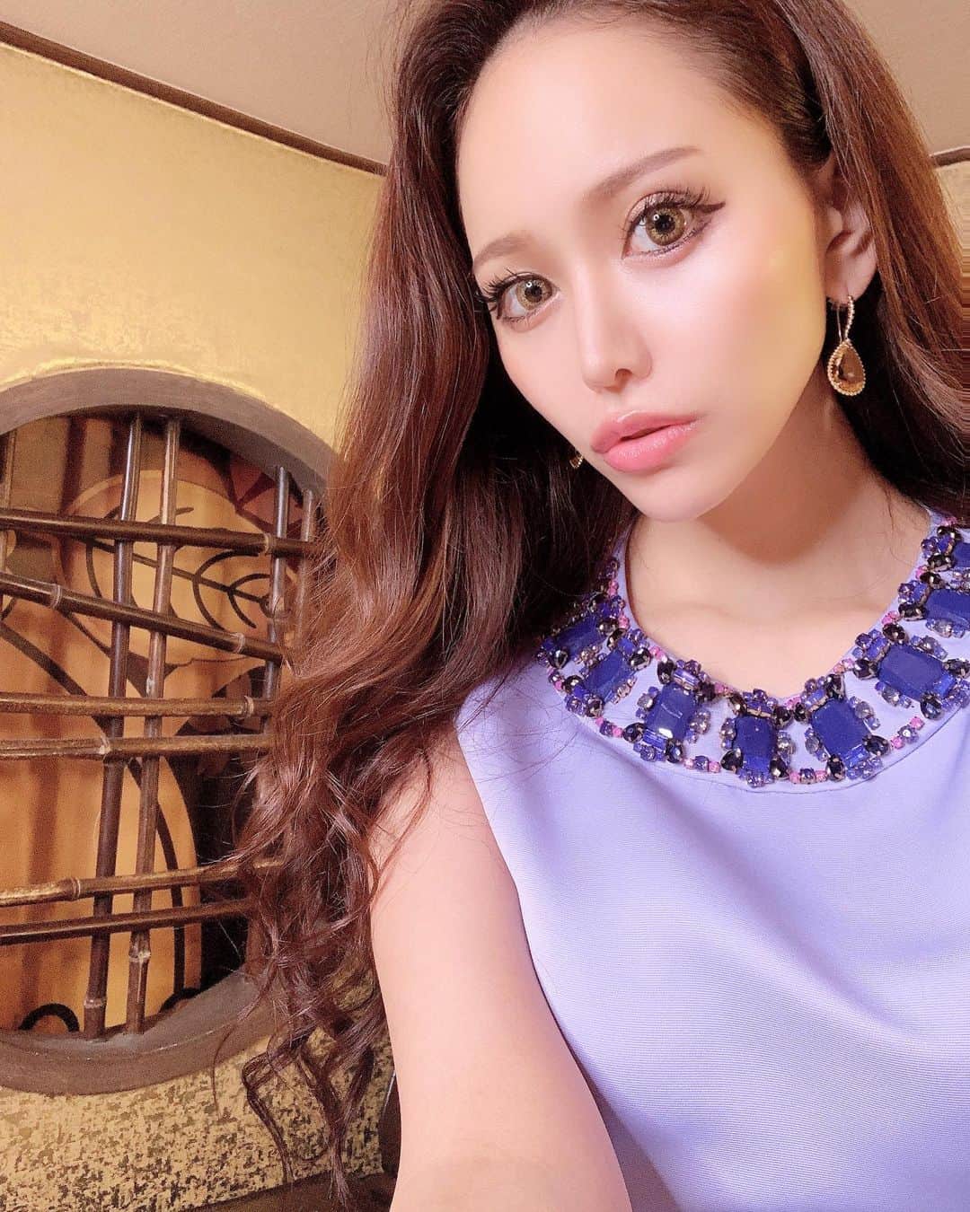 のインスタグラム：「. カラコンが懐かしい🥺😡✨✨ たまにこの顔になりたくなる〜👀 . #おうち時間 #お家時間 #おうちにいよう  #早く夏になれ #katespade #ケイトスペード #fabric #新宿ファブリック #ファブリック #ラウンジ #キャバクラ #キャバ嬢 #歌舞伎町 #歌舞伎町キャバ嬢 #桜ゆみ」