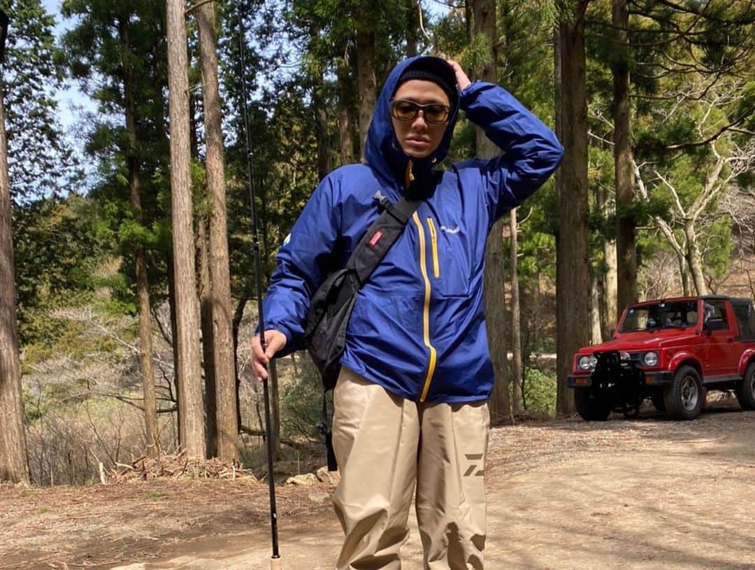 亜生さんのインスタグラム写真 - (亜生Instagram)「バスプロの沢村さん @yukihiro_sawamura  から釣りリレーのバトンいただきました！！ 「みんなの釣り画像で日本を元気に！」 お気に入りの写真を4枚載せて4人に廻す。  1枚目 高山ダムで人生最大の49センチ。ガストネード110s 釣った後ずっと一人でしゃべってた！  2枚目 人生初ブラックバス。毎日おとんと行ってた。釣ると興奮してめちゃくちゃ手震えてた！ ビバサターンのダウンショットのチョン掛けでした！！ 3枚目 よしもと釣り部BDM YouTubeもやってます！ 釣りうまい人1人もいません！今はみんなカブトムシの幼虫とかとってます！  4枚目 バス釣りやってたおかげでアメトークで釣り芸人出させてもらった時。 ナダルが鮎釣りの格好してきて鮎釣りの知識0でした！ また釣り芸人やらせてもらいたい！ おまけ写真は10時間ぶっ通しで釣りやって1バイトもなく終わった時の僕です。口だけ臭くなりました！  それでも楽しいのがバス釣り！ #釣り最高  次の4人は  BDMのメンバーの ピスタチオの伊地知さん @pistachio_ijichi  デニスのぶさん @dennis_matsushita  ブランチでも一緒で釣りガールの 松元絵里花さん @matsumoto_erika  バス釣りのおかげで仲良くなれた 三代目JSOUL BROTHERSの 山下健二郎さん @3jsb_kenjiro_official  こちらの4人の方にリレー回します！お願いします！」4月24日 21時38分 - aseihurricane