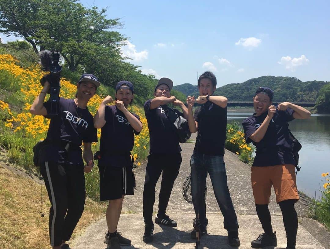 亜生さんのインスタグラム写真 - (亜生Instagram)「バスプロの沢村さん @yukihiro_sawamura  から釣りリレーのバトンいただきました！！ 「みんなの釣り画像で日本を元気に！」 お気に入りの写真を4枚載せて4人に廻す。  1枚目 高山ダムで人生最大の49センチ。ガストネード110s 釣った後ずっと一人でしゃべってた！  2枚目 人生初ブラックバス。毎日おとんと行ってた。釣ると興奮してめちゃくちゃ手震えてた！ ビバサターンのダウンショットのチョン掛けでした！！ 3枚目 よしもと釣り部BDM YouTubeもやってます！ 釣りうまい人1人もいません！今はみんなカブトムシの幼虫とかとってます！  4枚目 バス釣りやってたおかげでアメトークで釣り芸人出させてもらった時。 ナダルが鮎釣りの格好してきて鮎釣りの知識0でした！ また釣り芸人やらせてもらいたい！ おまけ写真は10時間ぶっ通しで釣りやって1バイトもなく終わった時の僕です。口だけ臭くなりました！  それでも楽しいのがバス釣り！ #釣り最高  次の4人は  BDMのメンバーの ピスタチオの伊地知さん @pistachio_ijichi  デニスのぶさん @dennis_matsushita  ブランチでも一緒で釣りガールの 松元絵里花さん @matsumoto_erika  バス釣りのおかげで仲良くなれた 三代目JSOUL BROTHERSの 山下健二郎さん @3jsb_kenjiro_official  こちらの4人の方にリレー回します！お願いします！」4月24日 21時38分 - aseihurricane