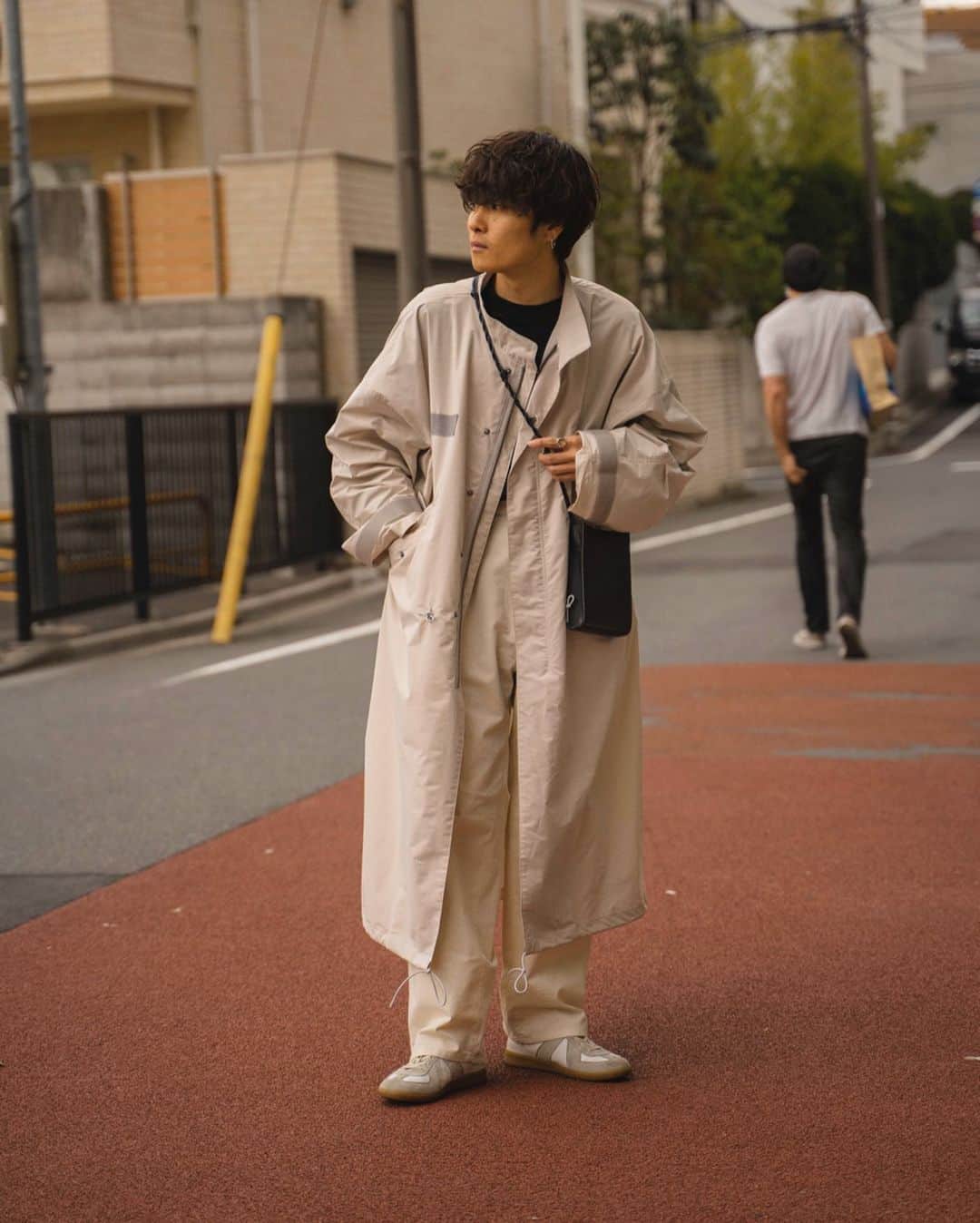 Ryoさんのインスタグラム写真 - (RyoInstagram)「ㅤㅤㅤㅤㅤㅤㅤㅤㅤㅤㅤㅤㅤ @maison_mill のミリタリーコート。 ガバッとカジュアルに羽織れる かなり着丈の長いオーバーコート。 今は、コンビニ行くのによく着てます笑🚶‍♂️ ㅤㅤㅤㅤㅤㅤㅤㅤㅤㅤㅤㅤㅤ coat:#maisonmill tee:#ennoy pants:#ssstein bag:#jllsander shoes:#maisonmargiela」4月24日 21時40分 - ryo__takashima