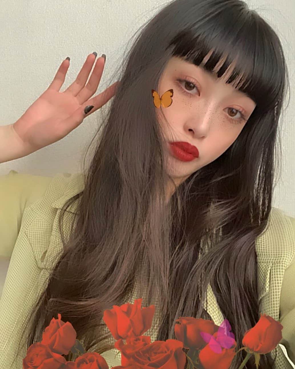 セナのインスタグラム：「🌹🤍 . . . . . . . . . . . #黒髪 #黒髪ロング #ロングヘア #スーパーロングヘア #前髪  #赤リップ #ぱっつん前髪 #マスカラ #撮影 #streetfashion #三白眼 #サロモ #サロンモデル #古着  #ootd #ootdfashion #streetstyle #いいね返し #instagood #instalike  #前髪 #まつげ #ワイドバング #オン眉 #ootd4nylonjp #自撮り #selfie #streetphotography #ootd4nylonjp #いきなりフォーリンラブ #セナ」
