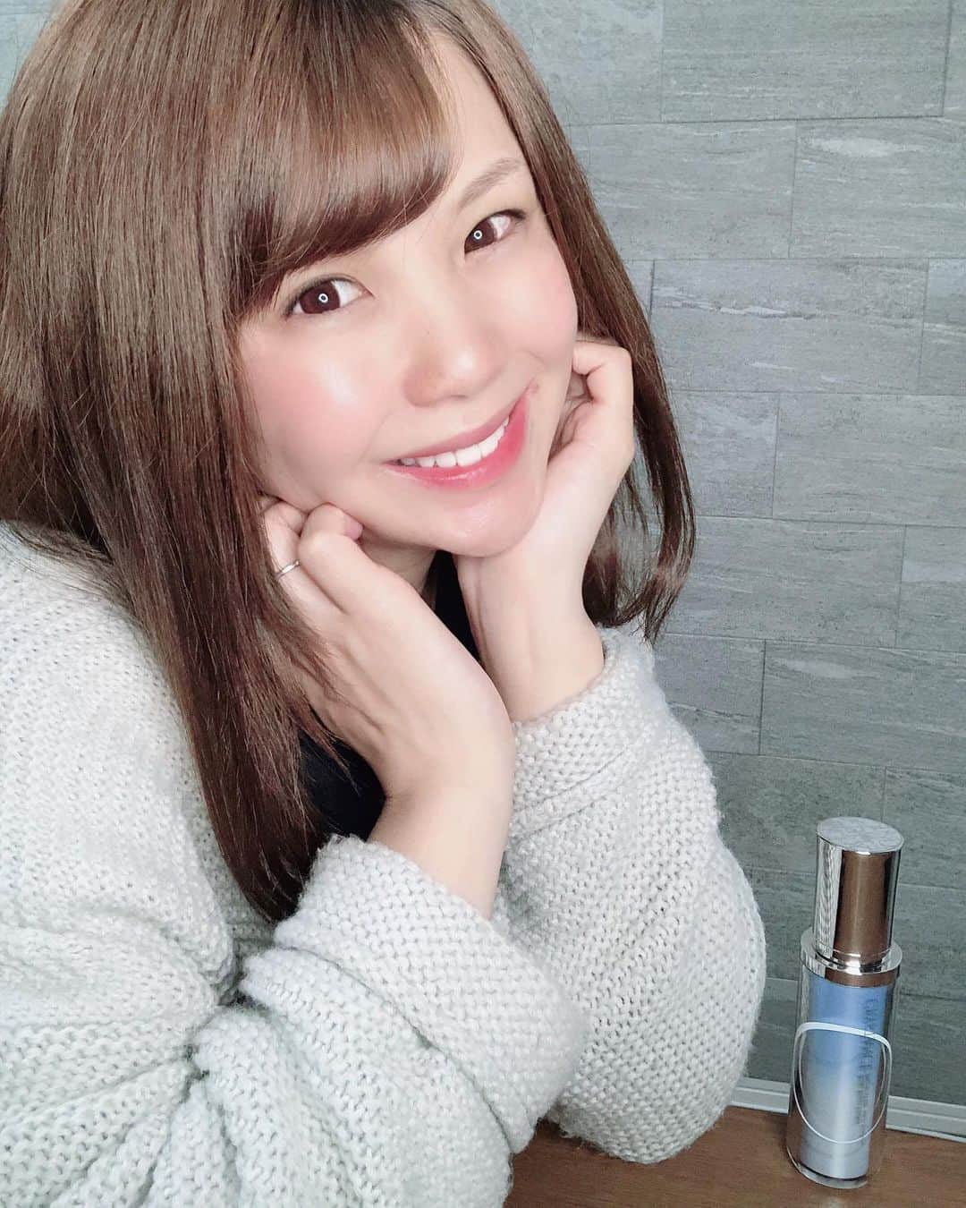 長谷川真美さんのインスタグラム写真 - (長谷川真美Instagram)「😚💕 ・ ヤクルトの化粧品がすごい！！！ #乳酸菌スキンケア #クリスタンスホワイトリペアエッセンス ✨ ・ ヤクルトが化粧品を出してるなんて みんな知ってた？？？😳 年々気になる悩みの一つ… 日焼けによるシミ・ソバカスを防ぐ美容液💡 ・ #美白 に興味ある人は ぜひ試してみて欲しい〜❤️ ・ スーッとよく伸びるテクスチャーで お肌にぐんぐんよく馴染んで気持ちいい💕 朝晩のケアに使ってるよ✨ ・ お肌の調子が良いと 気持ちも上がるよね〜☺️❤️ めざせ美白肌〜🙌 ・ #PR #ヤクルトの化粧水 #シミ予防 #コスメ紹介 #美容 #スキンケア #保湿」4月24日 21時44分 - maami.hase