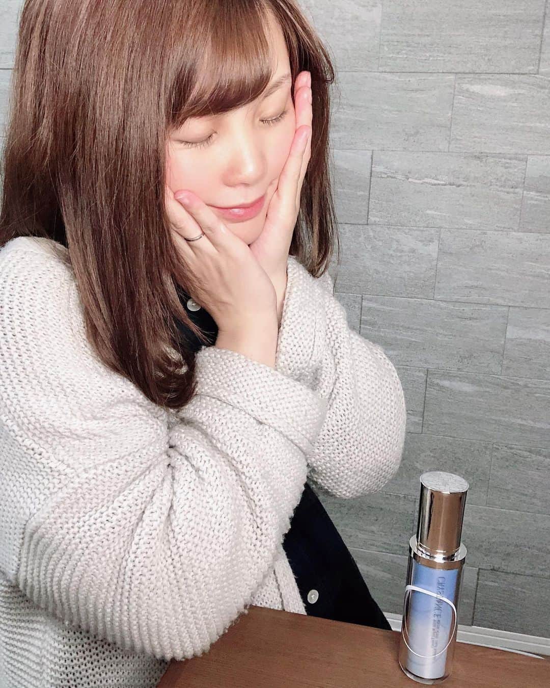 長谷川真美さんのインスタグラム写真 - (長谷川真美Instagram)「😚💕 ・ ヤクルトの化粧品がすごい！！！ #乳酸菌スキンケア #クリスタンスホワイトリペアエッセンス ✨ ・ ヤクルトが化粧品を出してるなんて みんな知ってた？？？😳 年々気になる悩みの一つ… 日焼けによるシミ・ソバカスを防ぐ美容液💡 ・ #美白 に興味ある人は ぜひ試してみて欲しい〜❤️ ・ スーッとよく伸びるテクスチャーで お肌にぐんぐんよく馴染んで気持ちいい💕 朝晩のケアに使ってるよ✨ ・ お肌の調子が良いと 気持ちも上がるよね〜☺️❤️ めざせ美白肌〜🙌 ・ #PR #ヤクルトの化粧水 #シミ予防 #コスメ紹介 #美容 #スキンケア #保湿」4月24日 21時44分 - maami.hase