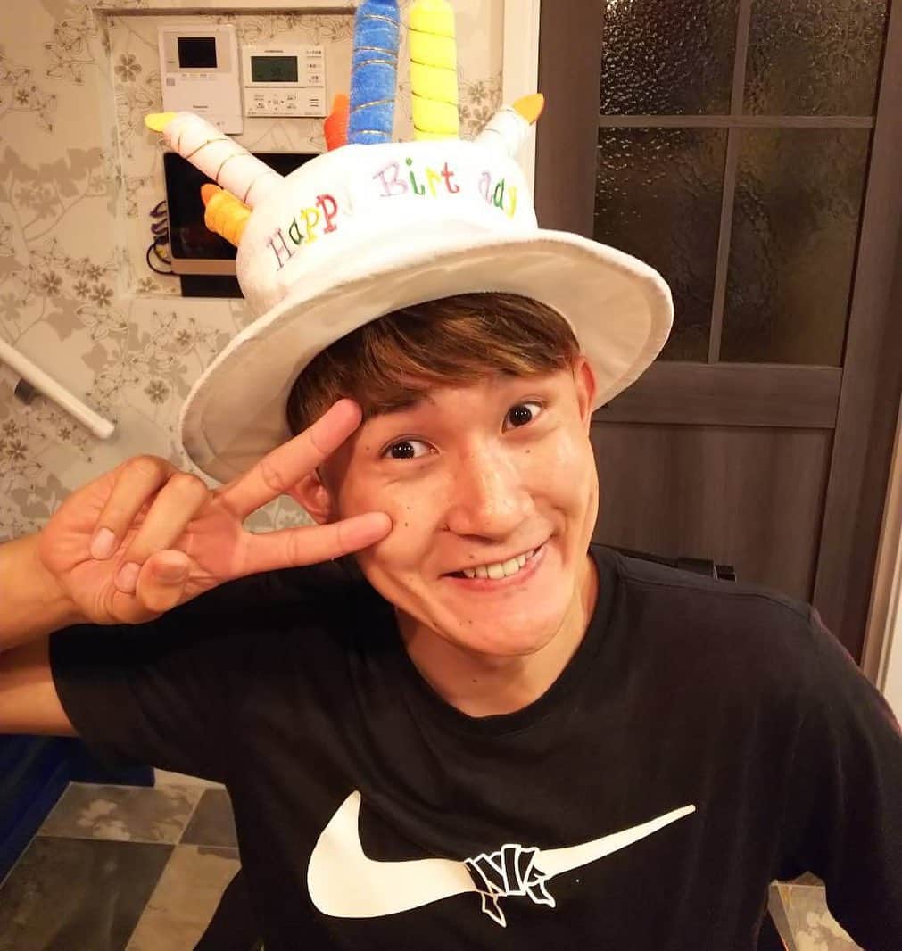 川村卓也のインスタグラム：「※ ‪本日34歳を迎えることができました！‬ ‪沢山のお声がけありがとうございます！毎日コロナウイルスの話題で気が重たいですが、今の困難を乗り越え、またみんなと満員のアリーナで笑顔で会えるのを楽しみにしてます😉‬」