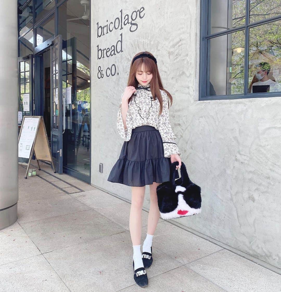 のインスタグラム：「いつかのブラウスコーデ💐 . @emiriawiz_official の可愛すぎる ブラウスを着た日のお写真👗💫 全体的にブラックで統一💕 . . 今日はヘトヘトなので早目に寝ます😪 一週間お疲れ様でした🥰 . . . . . #エミリアウィズ#emiriawiz#ドーリー#お人形#ブラウスコーデ#ブラウス#カチューシャ#アリス#アリスアンドオリビア#aliceandolivia#miumiu#miumiushoes#dolly#パン屋さん#パン屋」