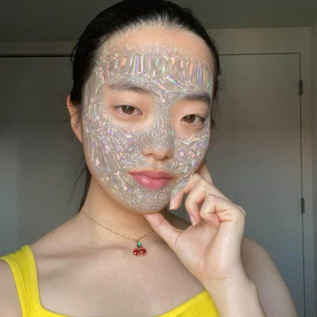 AKIKOのインスタグラム：「Virtual skincare😌🍃 Filter «glitter facial» is now available! Tap the screen for cucumber slices #augmentedreality #sparkar」