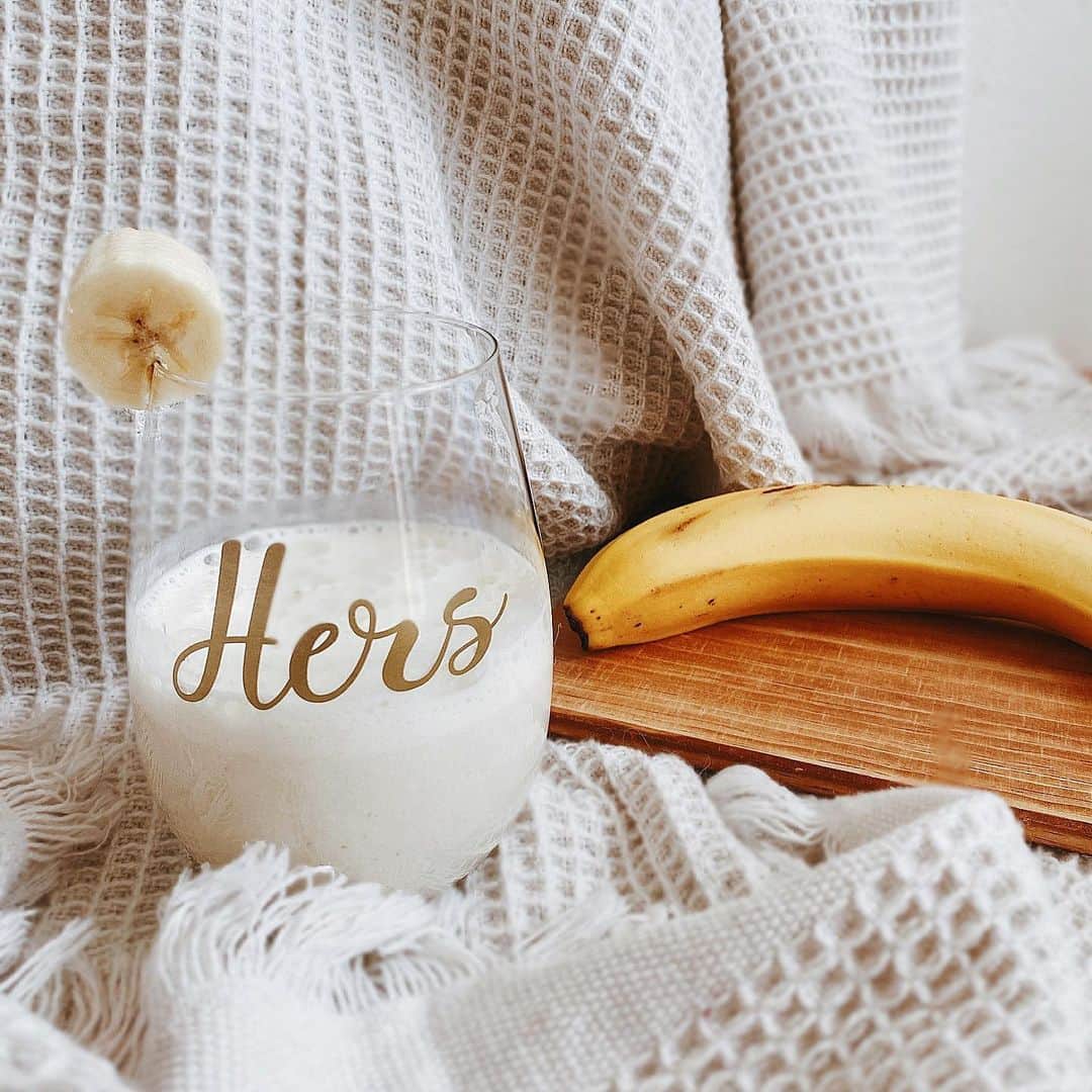 佐藤あずみのインスタグラム：「𝑩𝒂𝒏𝒂𝒏𝒂 𝒋𝒖𝒊𝒄𝒆🍌 . ブレンダーが来てからジュース作りにもハマっている！ . 色々なフルーツジュースを朝飲むようにしてるんだけど、体に良すぎるよね〜🍎🍓🍊🥝🍍 . 夜はクラッシュアイス作ってレモンサワーよね〜🍋 . . @jun_esune にフルーツで混ぜない方が良いものとかを聞いたので実践してみたり、しなかったり🥴笑 . 消化吸収をスムーズに行うのに、極力発酵を防ぐ為、酸っぱいものは酸っぱいもの！でジュースも作った方が良いんだって🍓 勉強になりますな〜✨ . . . #バナナジュース #ブレンダー #フルーツジュース #bananajuice #fruitsjuice #🍌🍹 #🍌」