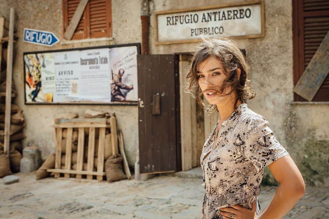 Stella Egittoのインスタグラム：「Con enorme gioia, “In guerra per amore” questa sera sarà su RAI 3 alle ore 21.20 per festeggiare insieme a voi la festa di liberazione di domani. Stiamo a casa sì, ma facciamo del nostro meglio perché la memoria resti viva . VI ASPETTIAMO.  @pif_iltestimone  @01distribution  @volver.actor  @tonymartorelli 📸」