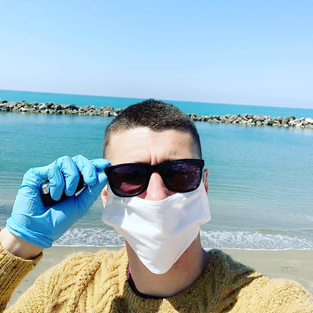 ミケーレ・カンポレーゼのインスタグラム：「☀️ 🌊 🦠」