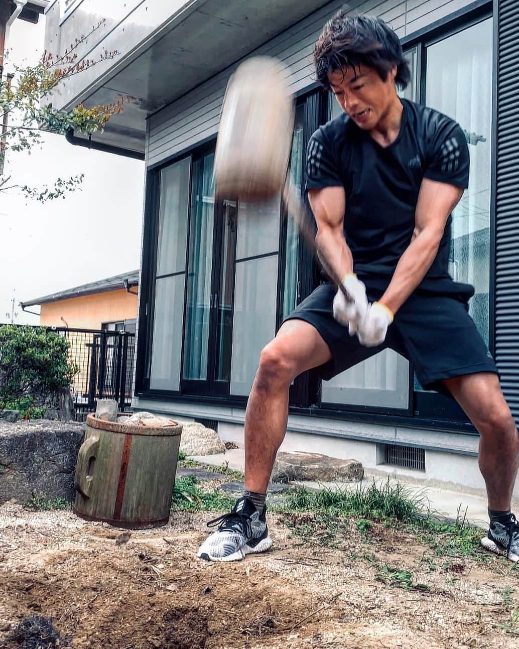 羽根田卓也さんのインスタグラム写真 - (羽根田卓也Instagram)「あるもので、できることを　#自宅トレーニング #ハンマー #コロナに負けるな」4月24日 21時59分 - takuya_haneda