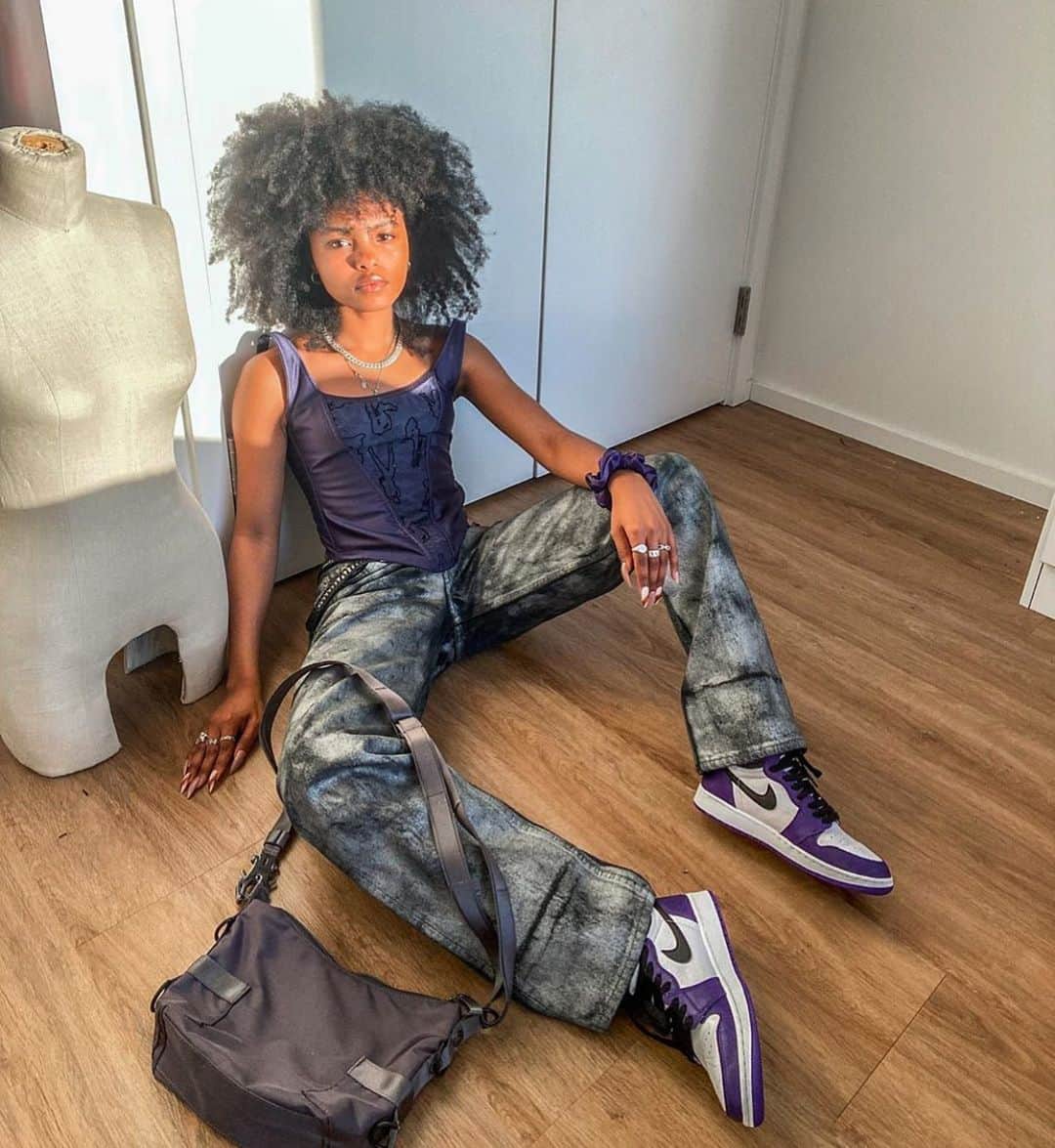 ジョージジーナ&ルーシーのインスタグラム：「Staying home with @isthisfate and our „Louease“ 💜 Don‘t forget to use our discount code „Sendinglove“ during checkout and safe 22% percent. #staystrong #georgeginalucy #gglsquad」