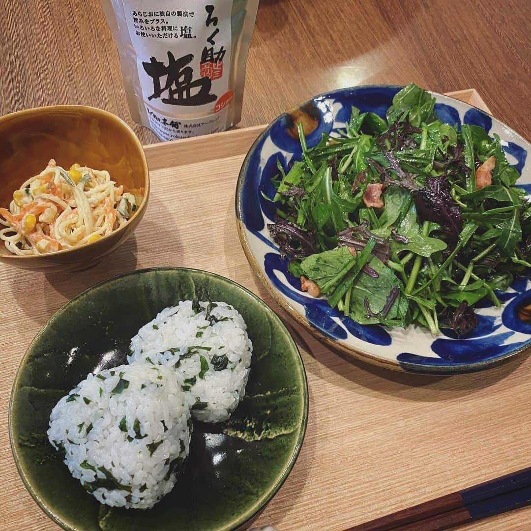 畑野ひろ子のインスタグラム：「@masaakifukugawa から、バトンを受け取りました！#おにぎり チャレンジ💪  ろく助の白塩を使って、わかめおにぎりに🍙 細かく刻んだわかめと、ろく助の白塩で混ぜるだけで美味しい😆子供達も大好きです。 このおにぎりリレーで、いろいろな方のレパートリーが見れて嬉しい😆  このバトンは、同い年モデルの @junsatoidea ちゃんへ繋ぎます❤️」