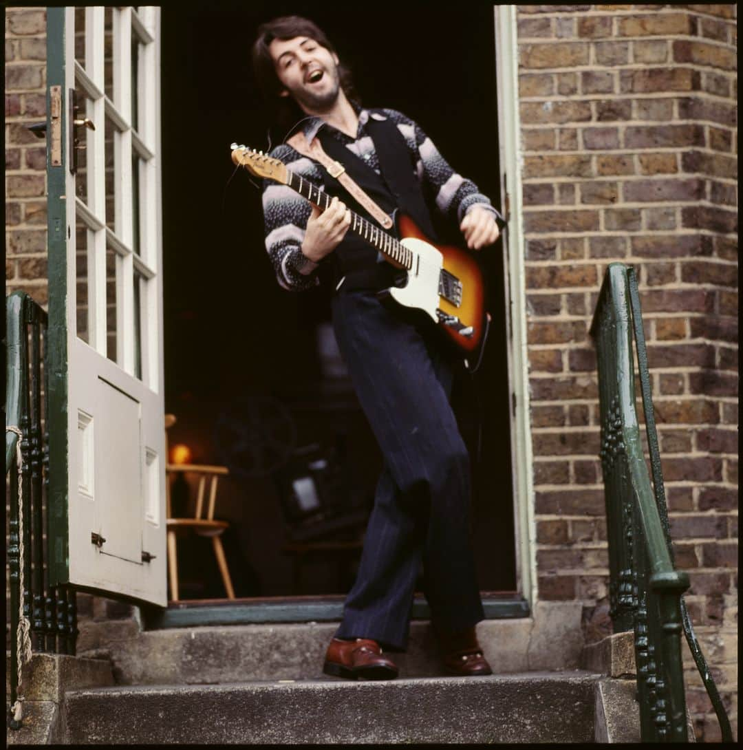 ポール・マッカートニーさんのインスタグラム写真 - (ポール・マッカートニーInstagram)「Paul playing guitar at home in London. Photo by @lindamccartney from the 'McCartney’ LP artwork 🎸 #FBF #FlashbackFriday #McCartney50 #PaulMcCartney #LindaMcCartney」4月24日 21時56分 - paulmccartney