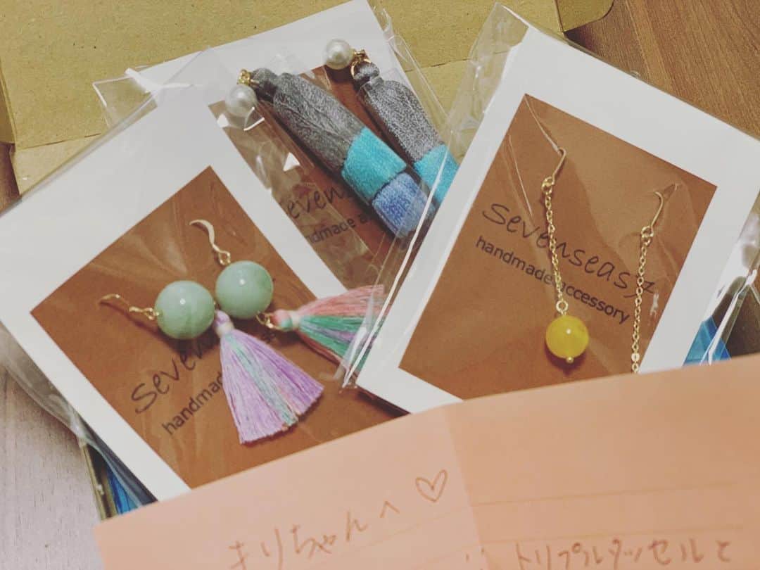 前田真理子のインスタグラム：「悲しいことが多い昨今。 皆様も、どうかどうかご自愛下さい。ご健康を、こころから願ってます。 当たり前の日々は、実は幸せの連続のように改めて思います。  大好きな @tanutanun にお願いさせて頂いたピアスが届きました。これをつけながら、自宅で仕事に励みます！  2枚目は去年の夏の思い出。過去の写真を見返すことが多くなりました😌」