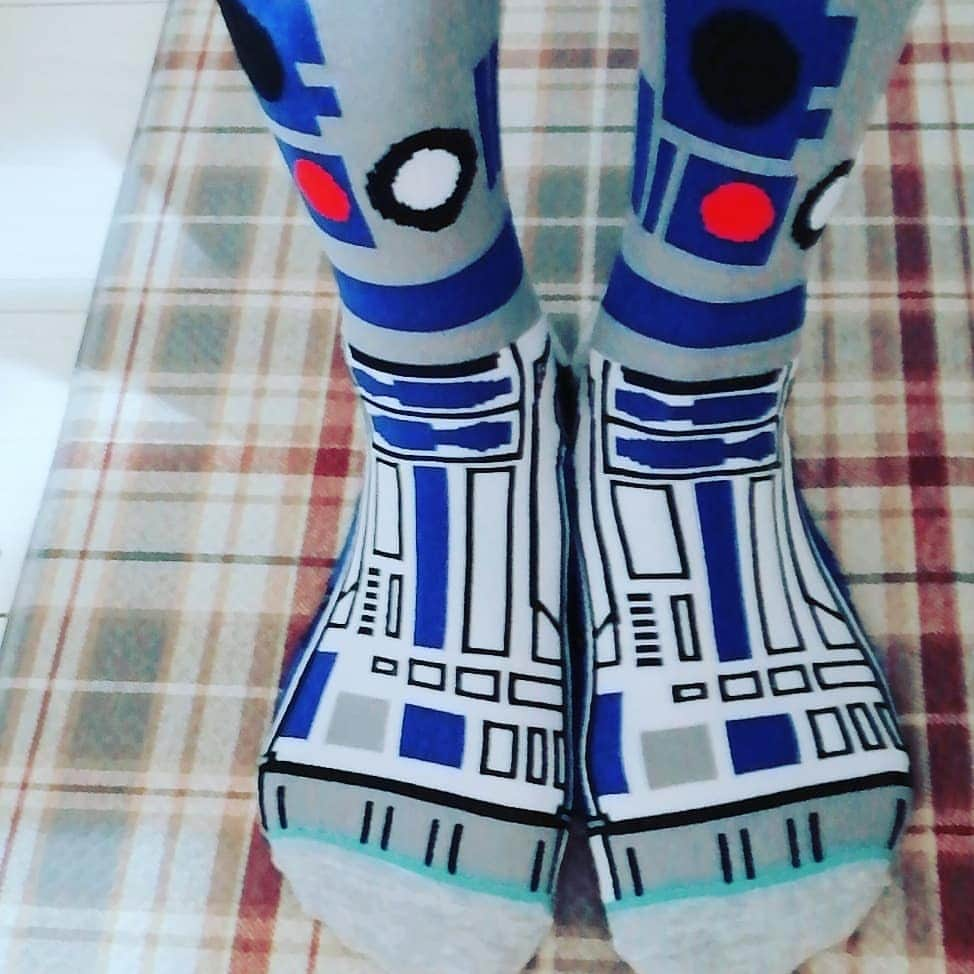 翠千賀さんのインスタグラム写真 - (翠千賀Instagram)「お家でスターウォーズ。私はR2D2とチューバッカ！相方はストームトルーパー。我が家はこんな関係？（笑）こんなことでも楽しんでます。巣ごもり生活、頑張ろう！#スターウォーズ 　#靴下　#遊び　#お家で楽しむ　#r2d2 　#チューバッカ 　#chewbacca #starwars 　#stayhome #頑張ろう」4月24日 22時00分 - chika.midori