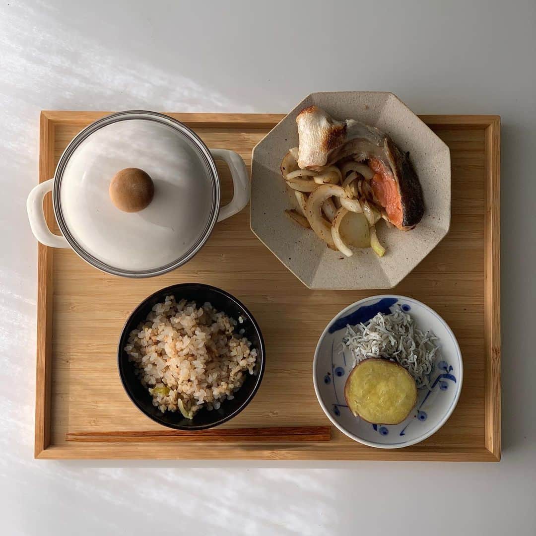 斎藤なりのインスタグラム：「毎日料理🥬🥂 今日はオムライス作ったよ！ 使ったトマトソースはもちろん先日作り置きした 「栄養うま味たっぷりトマトソース」 作り方は前々回の投稿にアップしてるから 参考にしてみてね☑︎ . 既に明日何作るかもう決めてるんだ〜😋 お楽しみに🌷 #となりの食卓　#料理好きな人と繋がりたい #料理友達募集中　#朝ごはん #朝ごはんの記録 #おうちあさごはん #おうちごはん #あさごはん #いえごはん #家ごはん #朝食 #iegohanphoto #フーディーテーブル #和食 #和食朝ごはん #和食ごはん #豊かな食卓 #朝時間 #私のおいしい写真 #丁寧な暮らし #私のおいしい写真 #iPhone写真 #料理 #料理写真 #wp_deli_japan #mycook365 #てづくりごはん365 #キッチングラム #おうちごはんlover #タベリー」