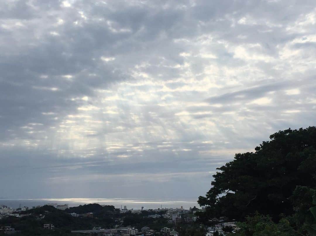 田辺あゆみさんのインスタグラム写真 - (田辺あゆみInstagram)「✨ 毎日同じ景色を見ているけど、 こんな空はなかなかお目にかかれない。 小さな雲の切れ間から、たくさんの柔らかな光が降り注ぎ、海面を照らしていて、 今にも天使たちが降りてきそうな、 そんな空でした👼👼🏾👼🏻👼🏼👼🏽✨✨✨」4月24日 22時02分 - _ayumitanabe_