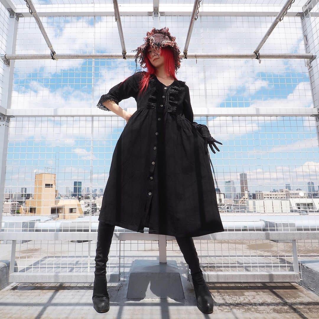 のインスタグラム：「リモートワーク用のおしゃれ着「リモ着」のラインをはじめます。 @upABORN で。今日着てるのはサンプル。﻿ ﻿ #きょうの太陽浴﻿ ﻿ dress #upaborn ﻿ boots #rickowens﻿ hat #viviennewestwood ﻿ ﻿ ﻿ ここから先は、伝えるのには時間が必要だった﻿ 結構まじめな話です。﻿ .﻿ .﻿ .﻿ .﻿ .﻿ [ 読むのにかかる時間:5分 ]﻿ .﻿ .﻿ .﻿ 以前運営していたブランドの後期、洋服を作っていたのだけど、いわゆる大人の事情で、売る自信のある量を遥かに超えた、べらぼうに大量の枚数を作らなきゃならなかった。﻿ 私にはその数を決める権限がなく結果、売れずに残った商品、結構な量の不良在庫が残った。﻿ ﻿ ﻿ それって売れずに残ってる商品のストックってことだから、資産ってことになる。資産には税金がかかるのね。﻿ 将来的に売れるか分からないにも関わらず、税負担が増えてしまうってことはすごく良くない状況。﻿ そうなったときに、商品を「捨てる」っていう選択を迫られた。﻿ ﻿ ﻿ これまで売れる自信のある量しか作ってこなかったからこんなの初めてで、なにより自分の身を削り出して物作りをしている気持ちでやってきた私にとっては、その分身のような存在を廃棄するという事実は本当に受け入れ難いものだった。﻿ ﻿ ﻿ 私は捨てるためのものを作っていた？ゴミを？私の創作はゴミ？﻿ そこまで落ち込んだ。何も思いつかなくなってた。﻿ ﻿ もう、一生何か作るのはやめようと思っていました。﻿ ﻿ だから最早、そのブランドに私がいる意味は無くなってしまったのでした。瞳から光を失った、作れない。﻿ 突然退任すると言ってごめんね、そういう事情があった。﻿ ﻿ ﻿ そういう状況は、実はアパレル界全体でみたらありふれた話。ありふれすぎて大問題になってる。﻿ サスティナブルって3ヶ月前くらいはみんな騒いでたよね。今はコロナでそれどころじゃないけど一方で確かに進行してる。﻿ ﻿ ﻿ ﻿ ﻿ ブランドを離れたのが2019年夏の終わり。﻿ それから何も考えない、なんにもしない、ほぼ寝てる生活を送ってた。﻿ 廃棄のトラウマから形に残らないことがしたくて、調香師の仕事を本格的に始めた。﻿ すると新陳代謝してか原因不明の月イチの発熱も、逆転していた生活リズムも急に正しく良くなった。﻿ ﻿ ﻿ ﻿ そんな頃、調香の現場から雨の帰り道、道路に落書きされた「FUCKING TAX」の文字を写真に撮ってた。気がついたら。﻿ この誰かの叫びが私に、お前はどうなの？やれんの？と言っているようだった。﻿ ﻿ ﻿ それでその写真をTシャツにプリントした。﻿ 突き動かされたように動かした手の感触で、どうやらまた作れそうな気がしてた。﻿ もう二度とあの気持ちを味わないため、新しいやり方の物作りをはじめよう。﻿ ﻿ ﻿ そこで思いついた方法は、﻿ 誰の手にも取られず悲しいことになってしまう服を救出し、私の手を介することで新しいものに生まれ変わらせる、という服作りの蘇生法。﻿ ﻿ ﻿ これを実行するには、どこに助けに行けばいいの？とかまとまった数確保できるの？ということなど様々な問題があるけど、まずはできることからはじめてみようと思っています。﻿ 失敗するかもしれないけど、挑戦してみます。全部込みで見ていてくれると嬉しいな。﻿ ﻿ ﻿ そしてこのやり方にすることで、スピード感を保てるようになる。﻿ 今さ、一週間で自分の状況も価値観も変わってるよね。これまで通りのやり方じゃ遅すぎる。﻿ ﻿ ﻿ ﻿ みんな今何が欲しい？ 私は、おうち時間用のラクだけどかわいい服が欲しいよ。もうマスクはいいかな、家から出ないからあんまり使わないのよ。﻿ ﻿ だから、家にいながらにして気分が上がる服「リモ着」のラインをはじめます。応援を、お願いします。﻿ ﻿ ﻿ ﻿ もっと自由に、もっと早く、全力で。私はそういうふうに作って生きていたいよ。﻿ それが私の生きる道。(PUFFY) ﻿ ﻿ ﻿ #upaborn #あぱぼん」