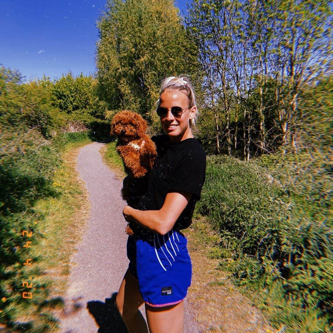 リンジー・シャープのインスタグラム：「Grateful for this weather and wee Bowie Butchart 🥳」